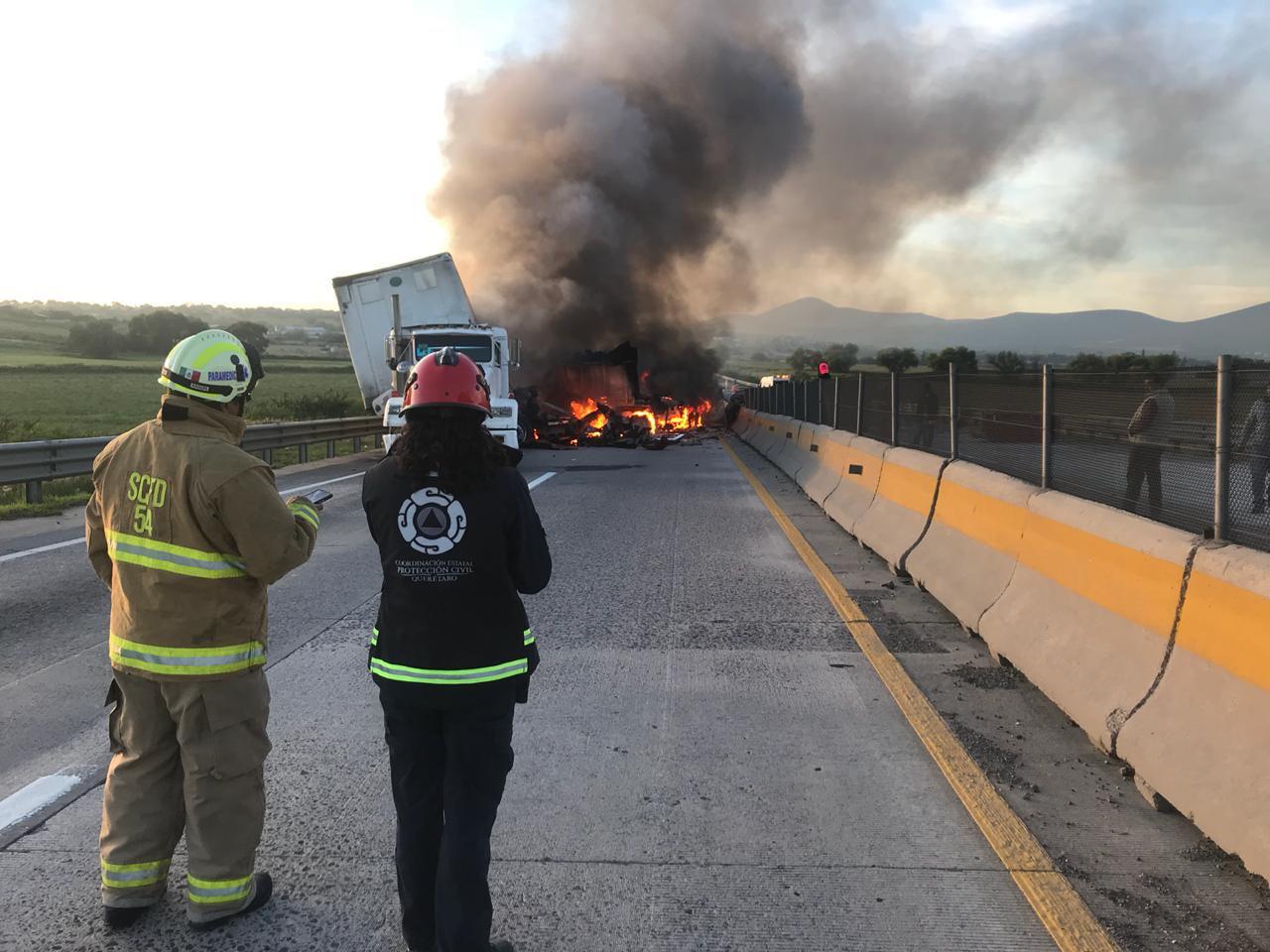  Mueren dos personas calcinadas tras choque entre dos tractocamiones