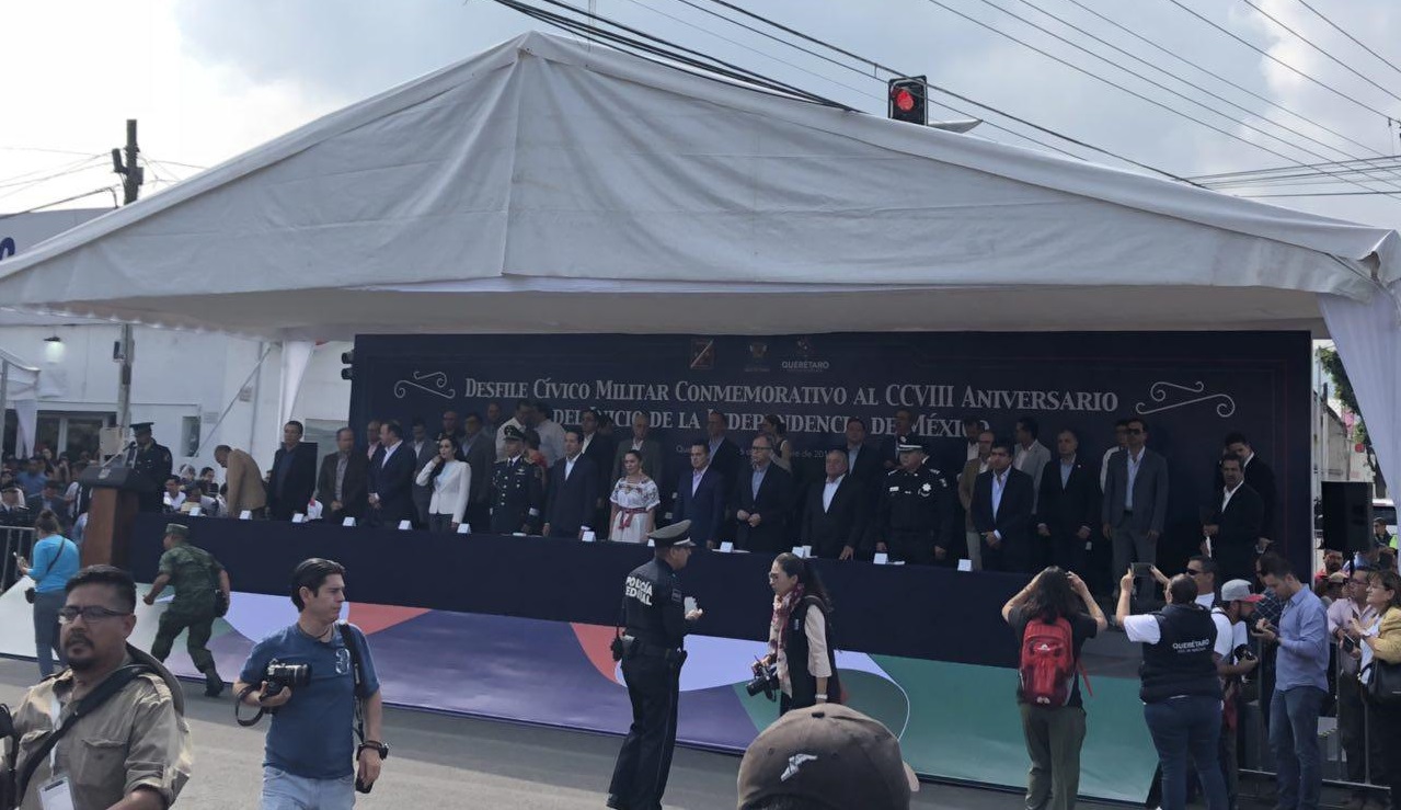  Disfrutan autoridades y ciudadanos tradicional desfile por la Independencia de México