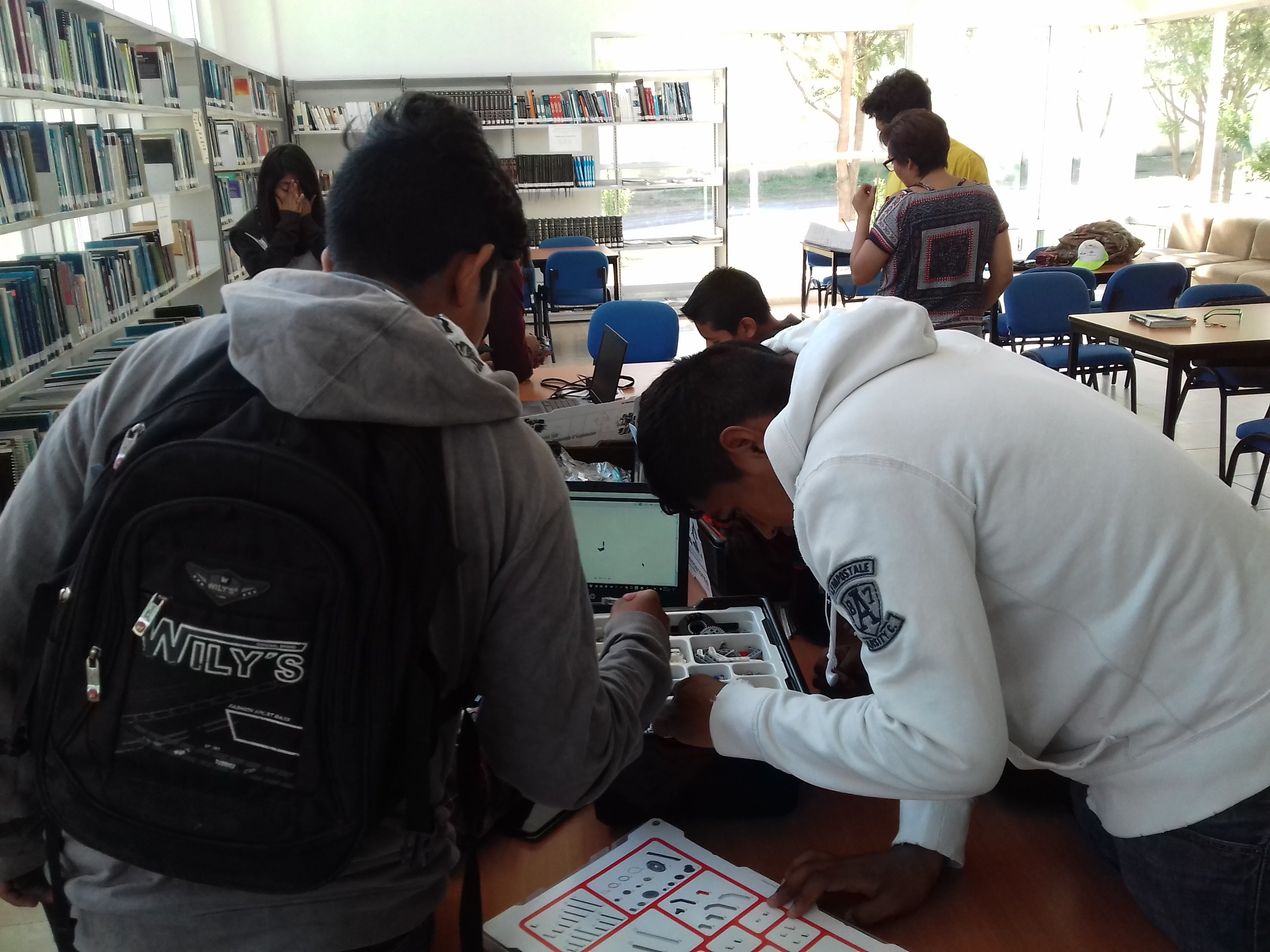  Con robótica enseñan ciencias experimentales en prepa Amazcala de la UAQ