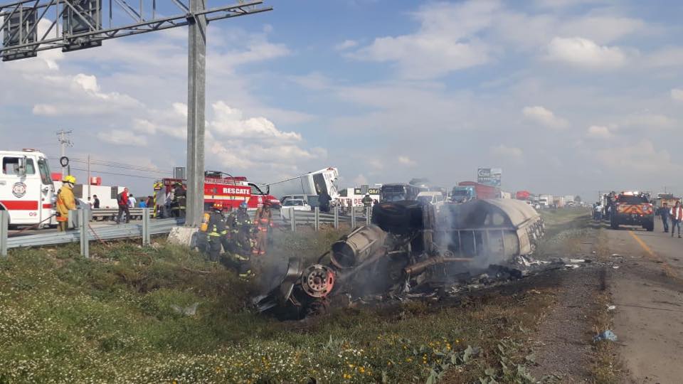  PC de El Marqués reporta fuerte accidente en la carretera federal 57