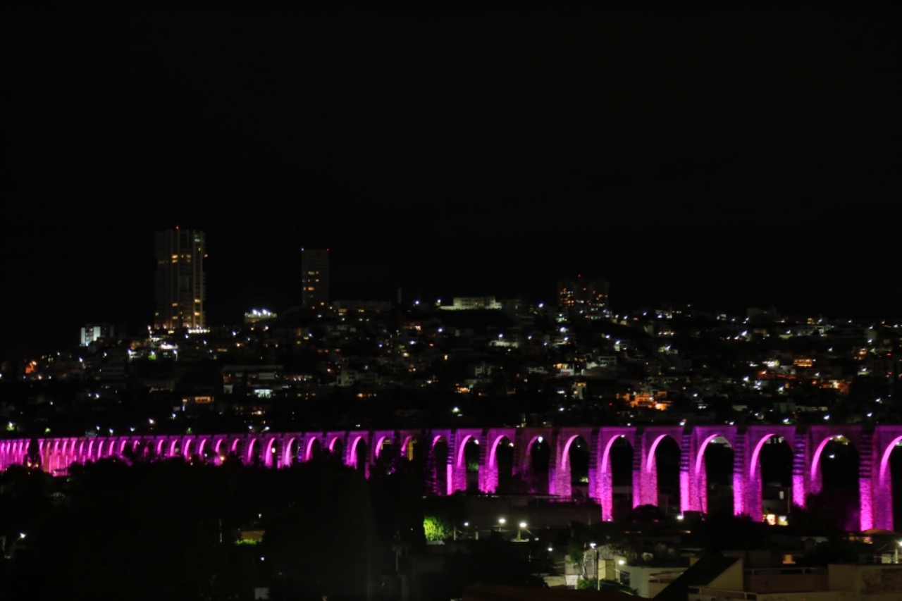  Se iluminan los Arcos de Querétaro de color de rosa por lucha contra el cáncer de mama