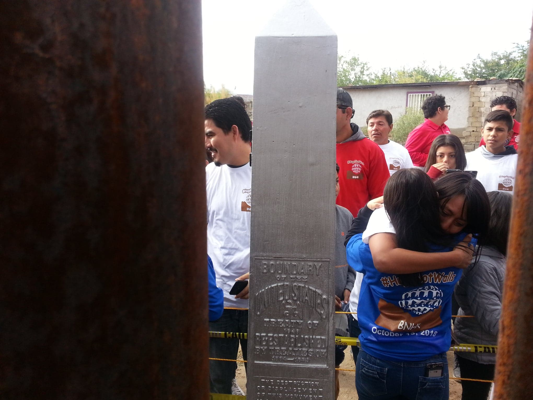  Cerca de 250 familias se abrazan pese al muro en la frontera de Nuevo México