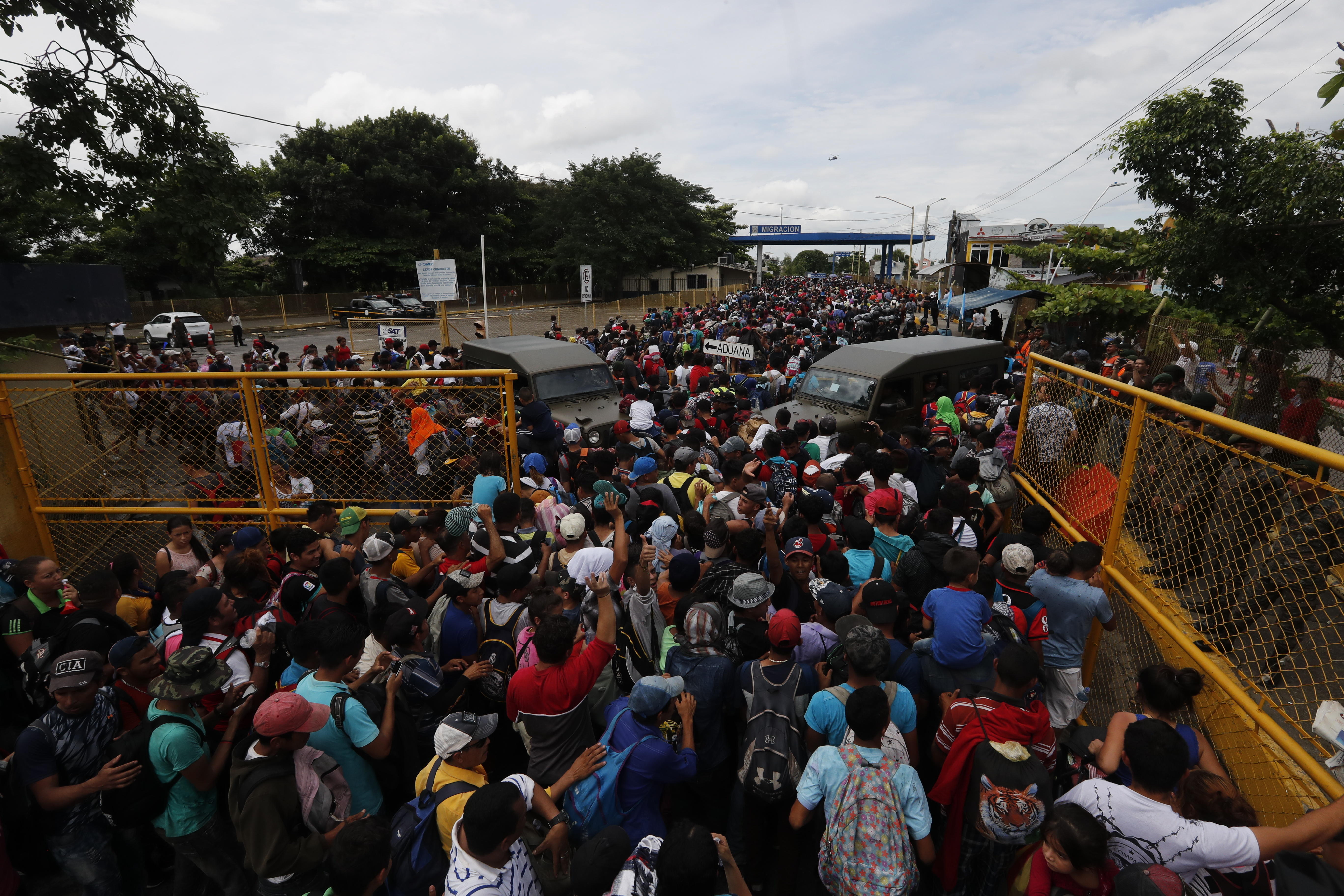  Migrantes hondureños ingresan “de manera violenta” a territorio mexicano