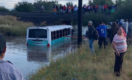  Tras lluvias, autobús de la UAQ queda varado en paso a desnivel de Amazcala