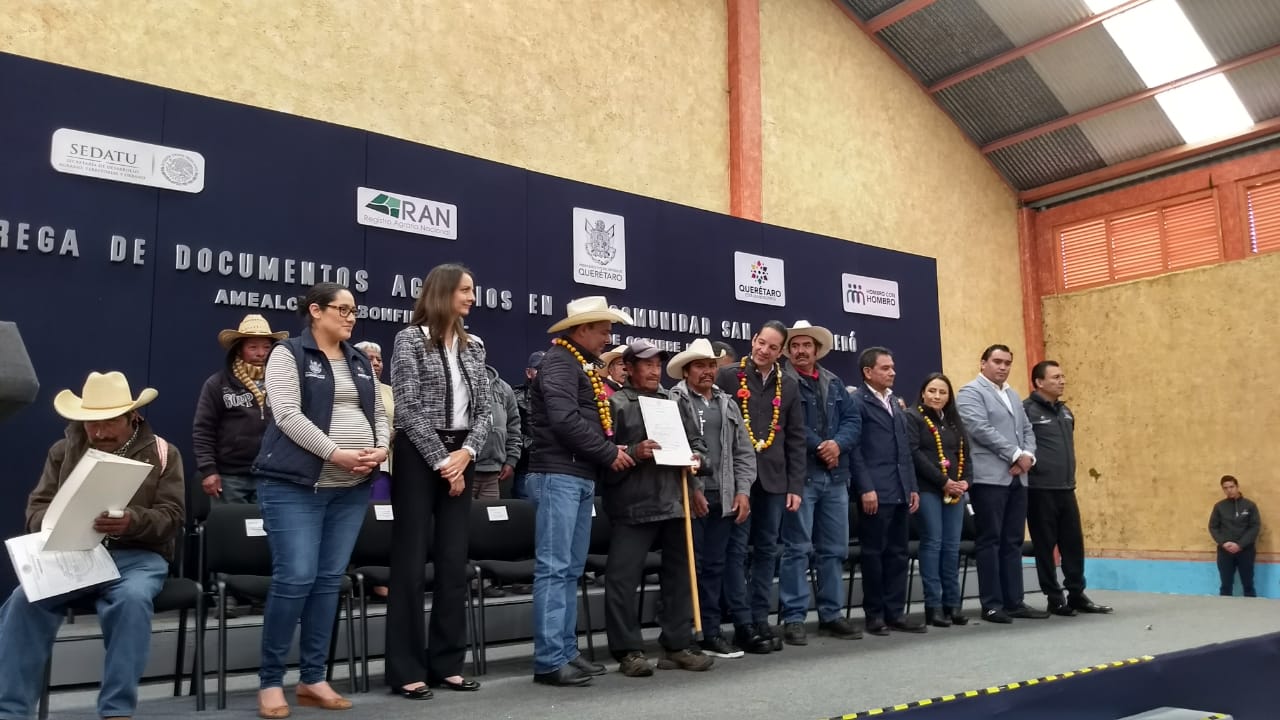  Entrega Pancho Domínguez 592 títulos de propiedad a agricultores de Amealco