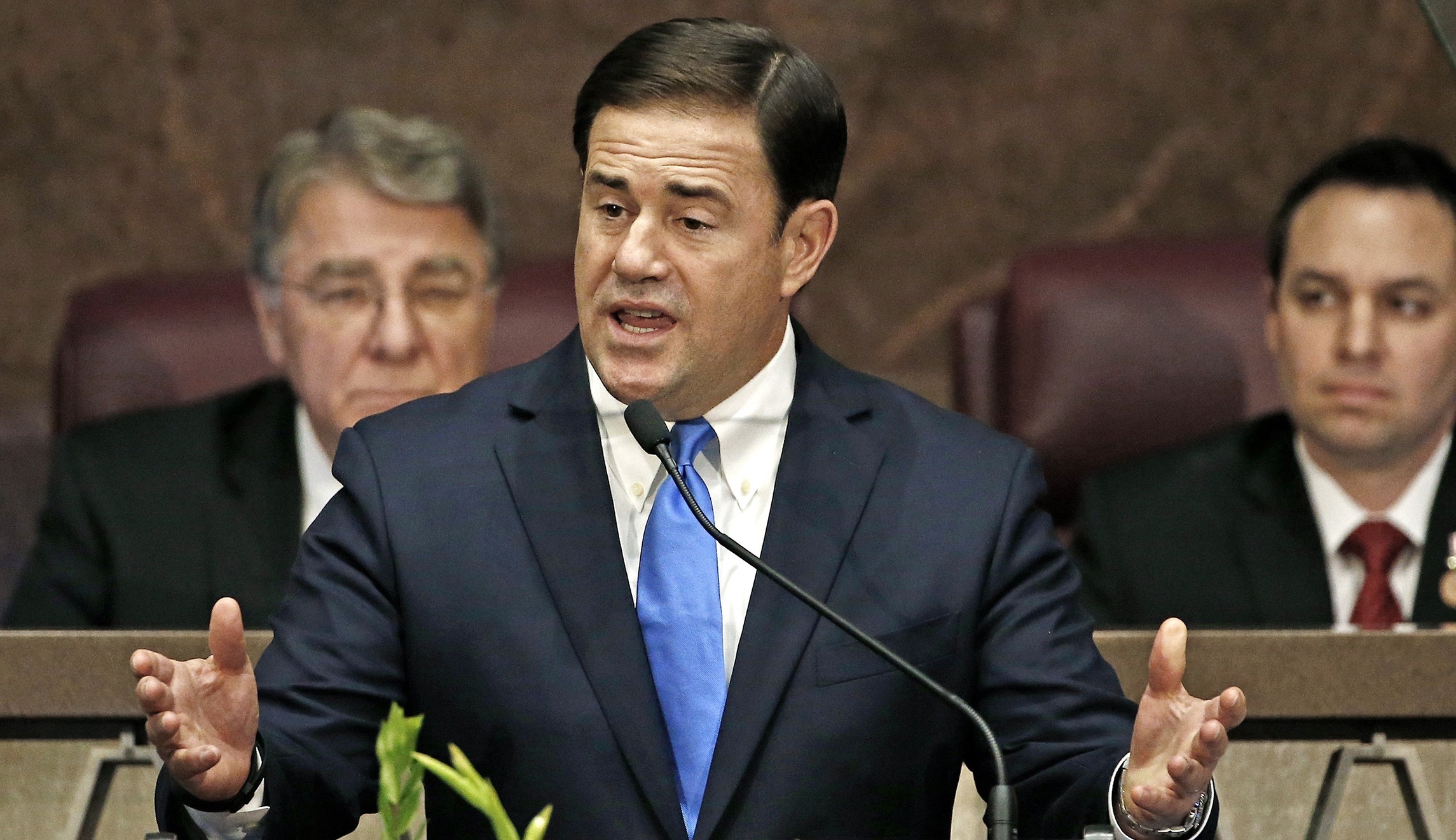  Gobernador de Arizona abandera su campaña de reelección con promesas de seguridad fronteriza