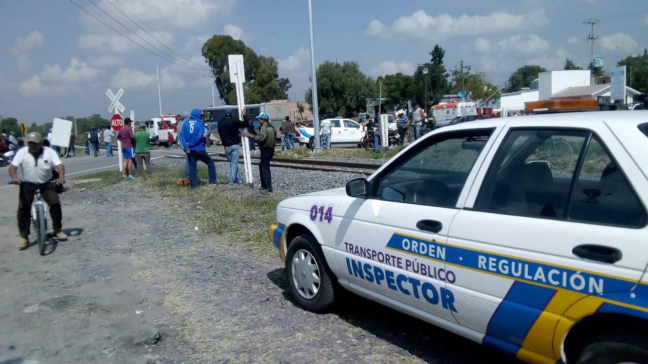  Chocan tren y camión de pasajeros en La Valla, San Juan del Río