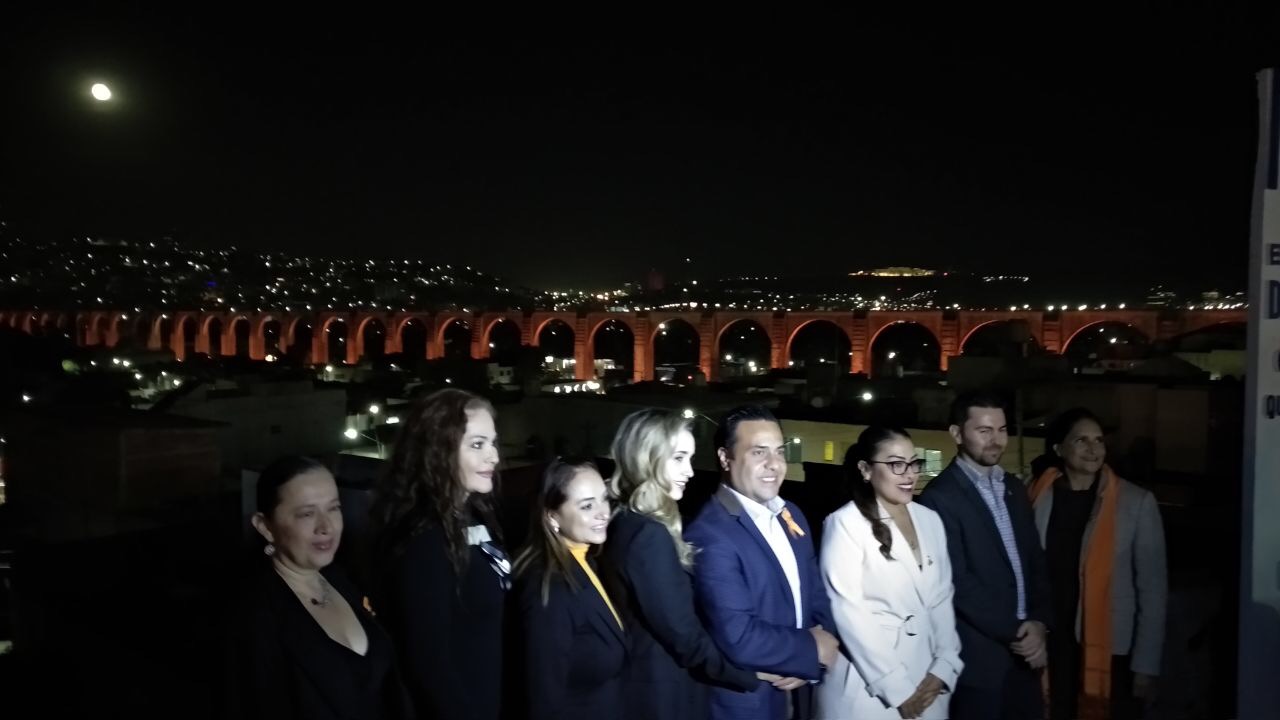  Encienden Arcos de Querétaro para conmemorar lucha contra la violencia hacia la mujer