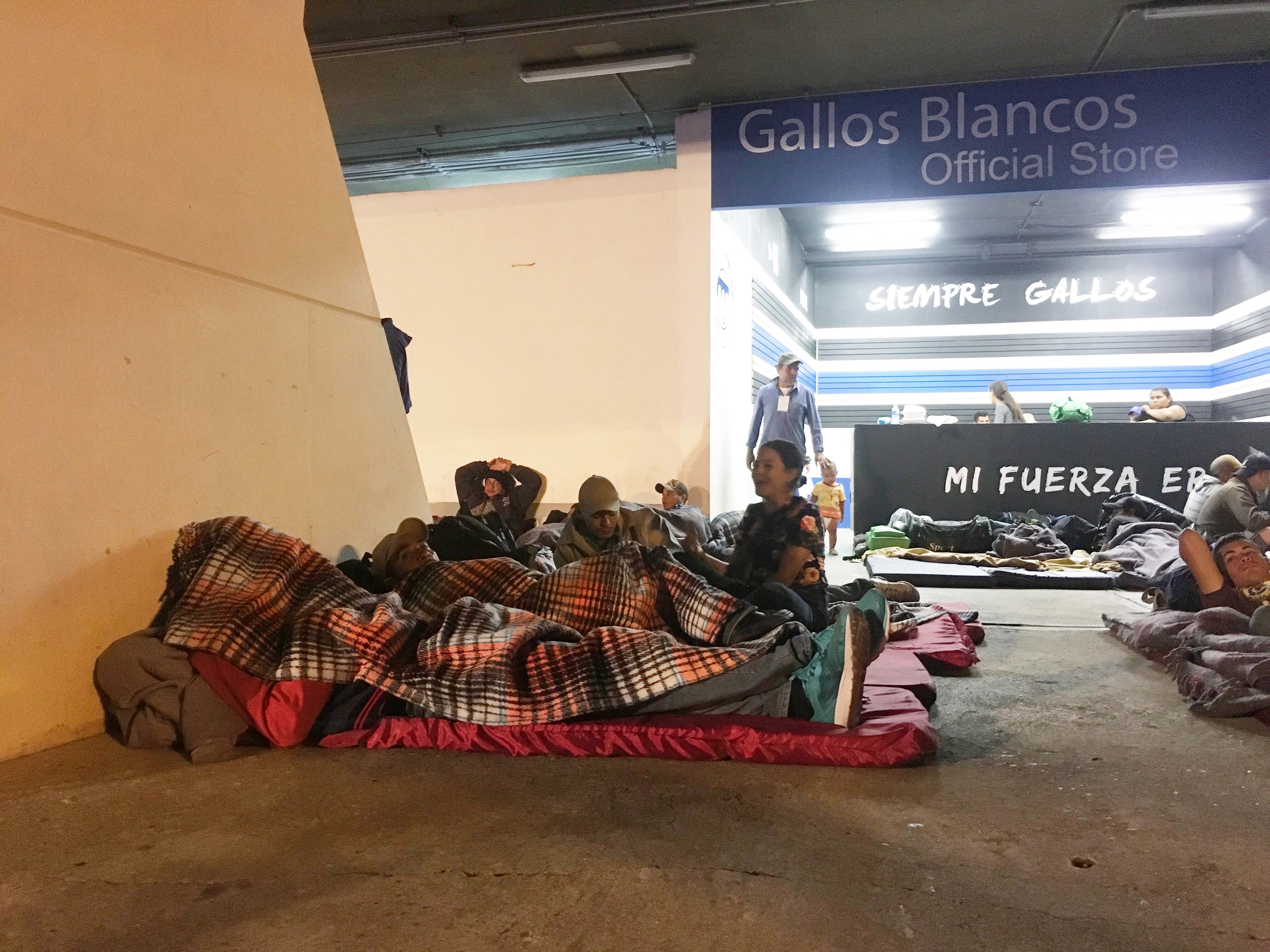  760 migrantes dormirán en Estadio Corregidora