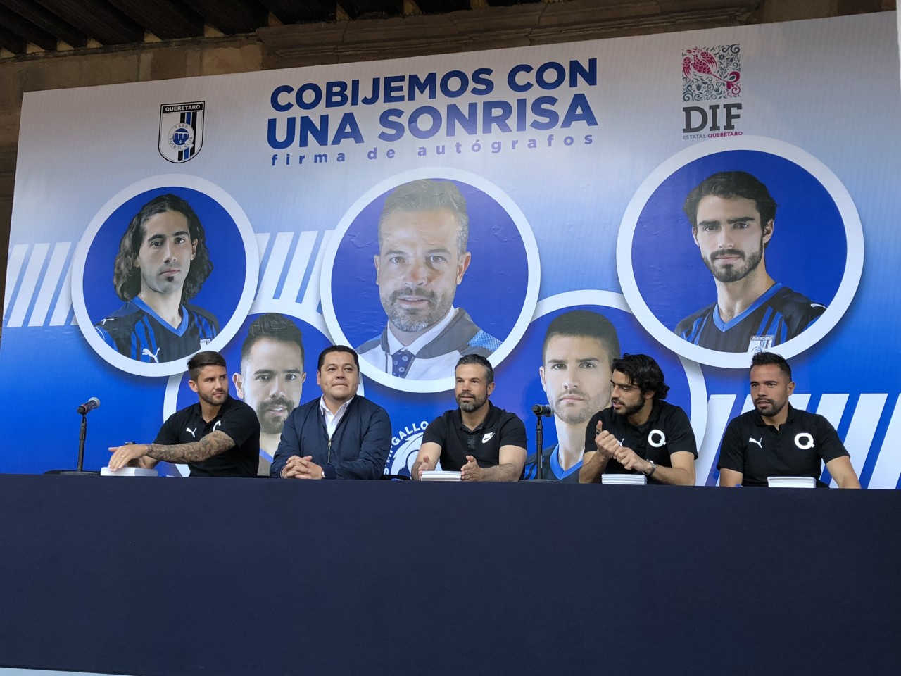  Jugadores de Gallos Blancos intercambian autógrafos por cobijas