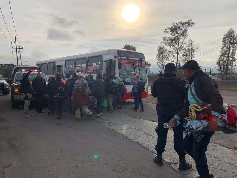  Migrantes que durmieron en estadio salen de Querétaro