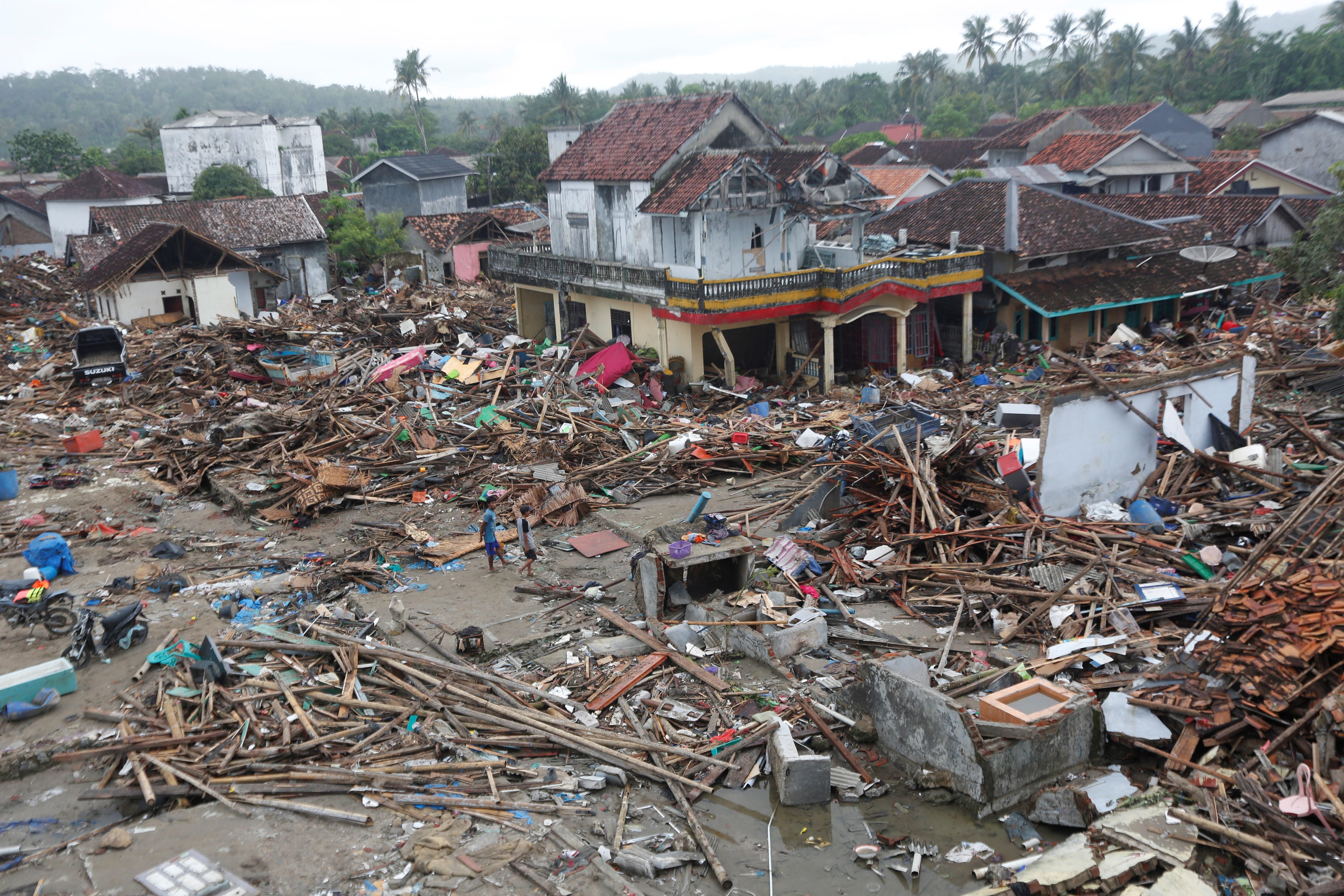  Aumentan muertos por tsunami en Indonesia mientras se buscan supervivientes
