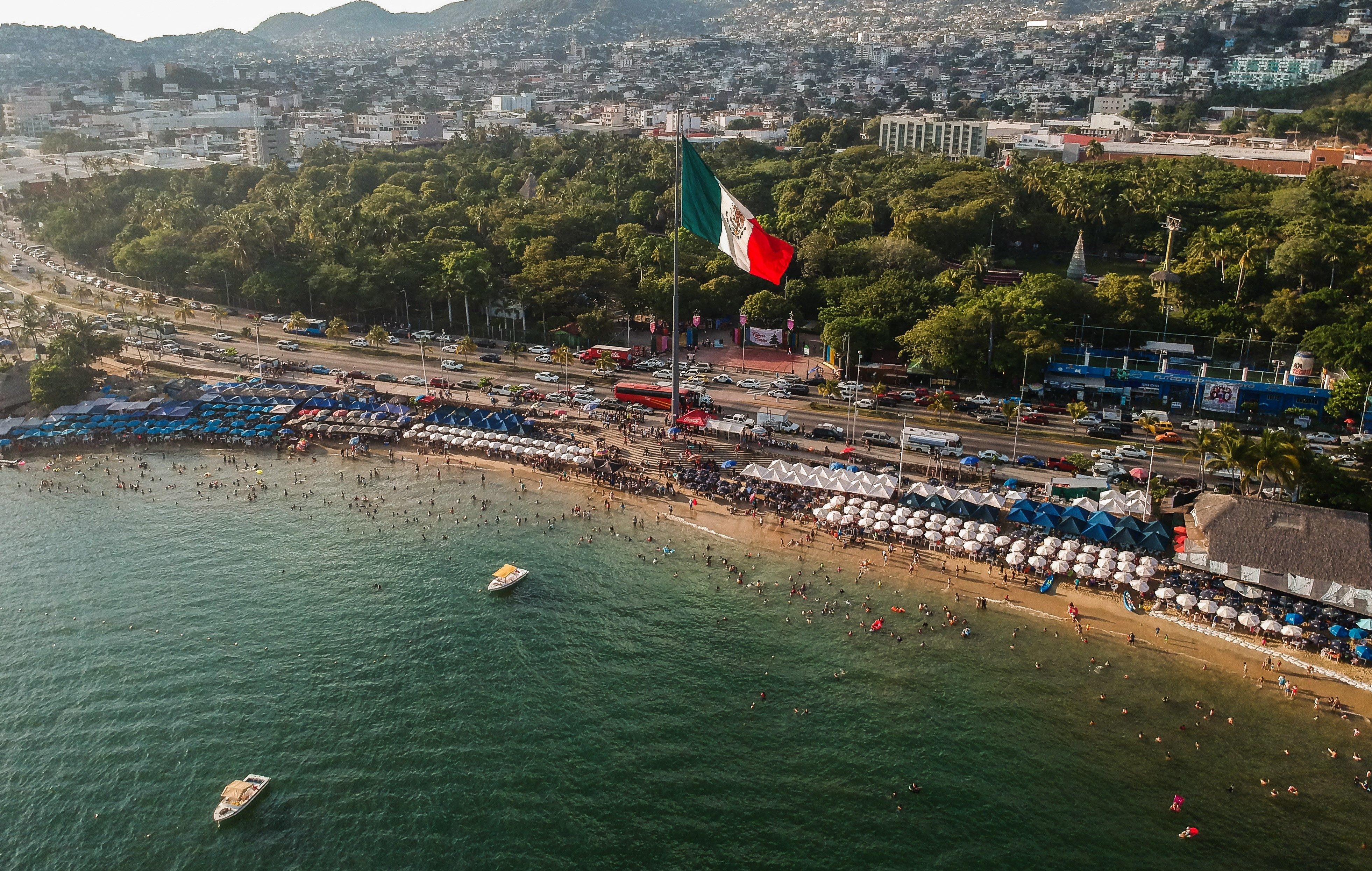  Turistas dejan 42 toneladas de basura al día en Acapulco