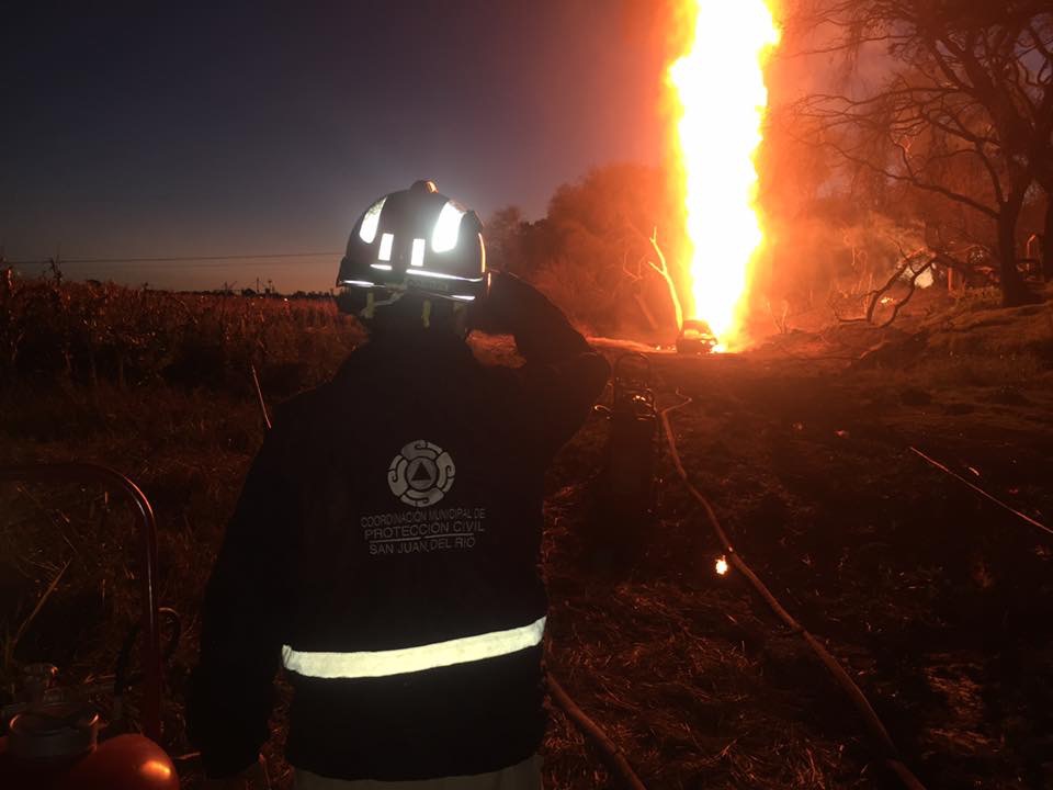  Arde toma clandestina en SJR; Pemex atiende el incidente