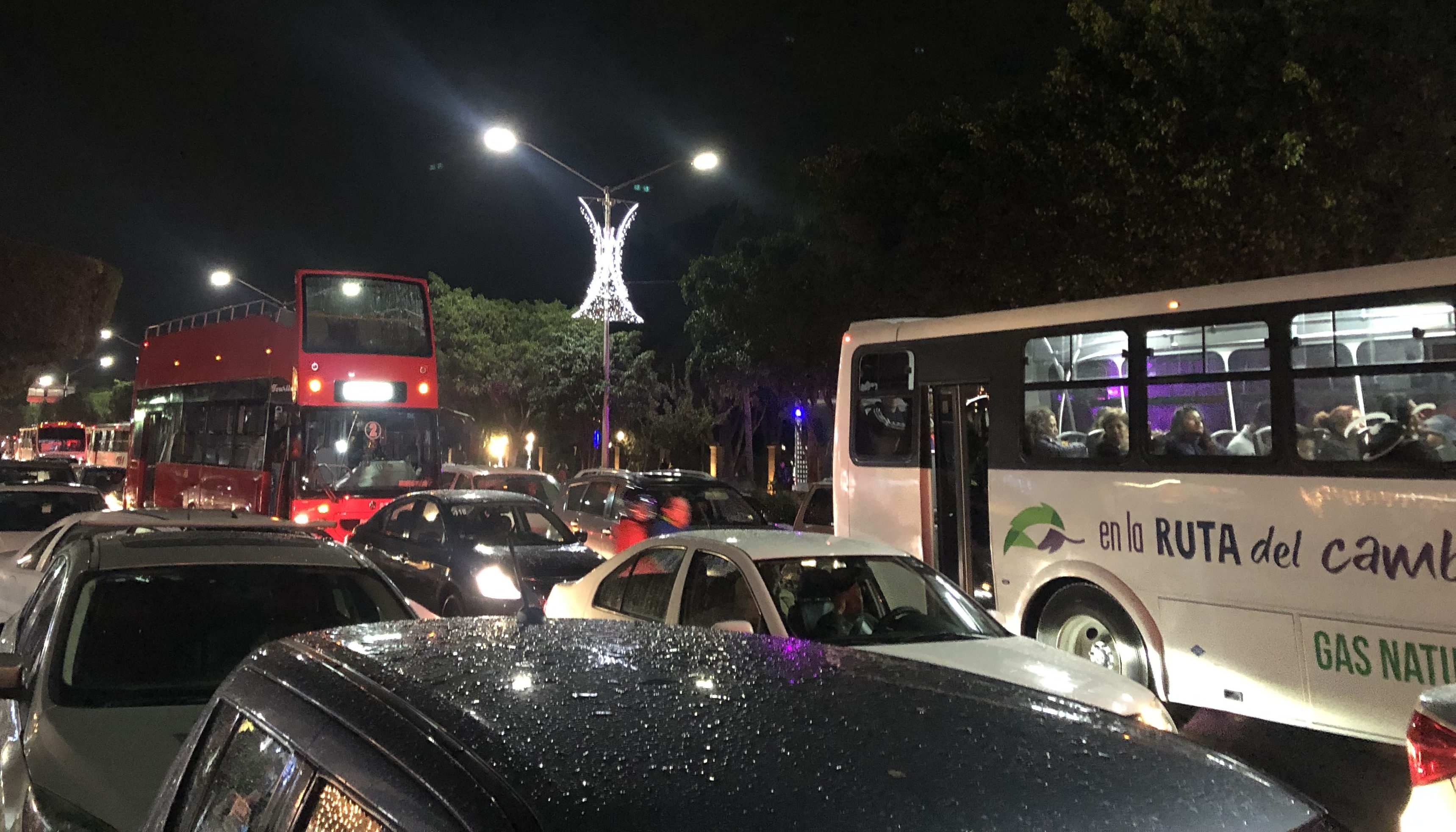  Usuarios de transporte público se manifiestan contra incremento de tarifas en Querétaro