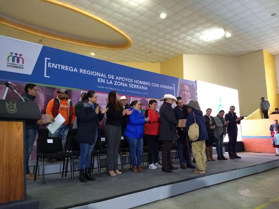  Total de 7 mil vales de despensa entrega Pancho Domínguez a familias serranas