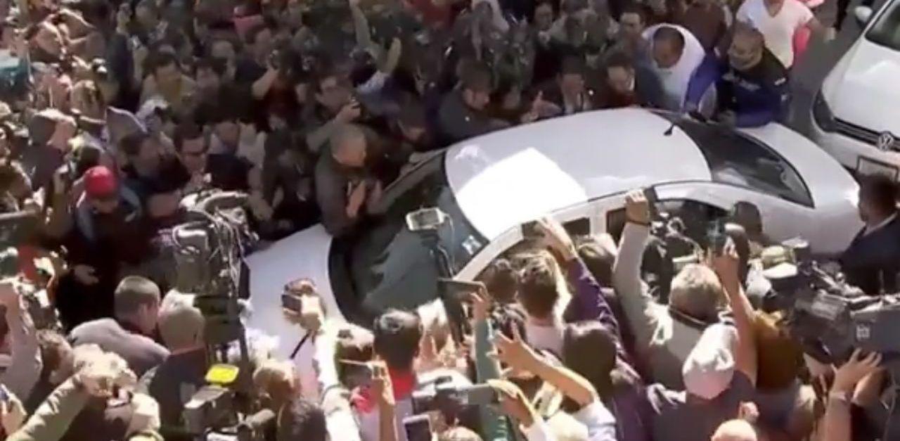  Sale López Obrador rumbo a San Lázaro acompañado de cientos de reporteros
