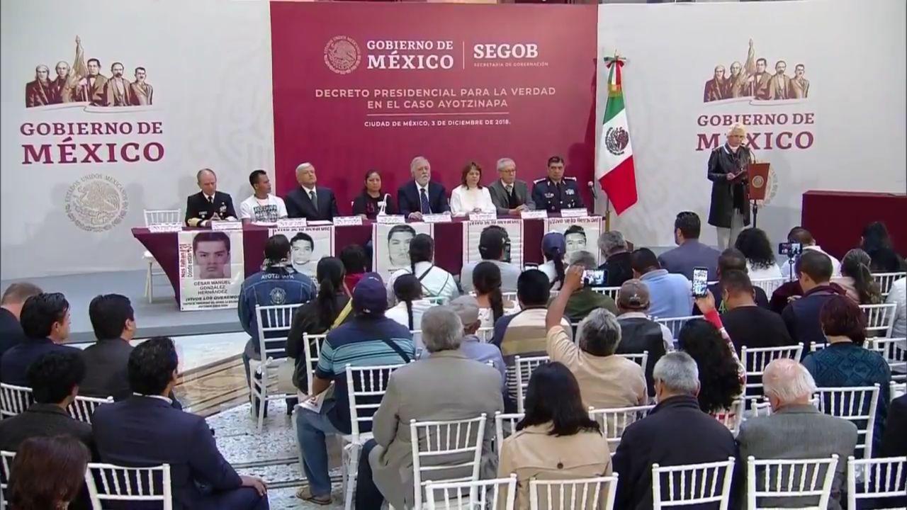  Firma López Obrador decreto para crear comisión de la verdad sobre Ayotzinapa