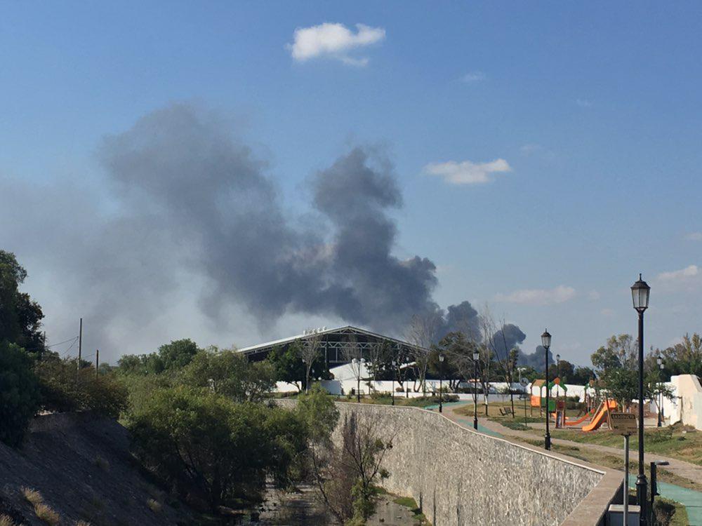  Se registra fuerte incendio en la autopista a Celaya y el Libramiento Surponiente