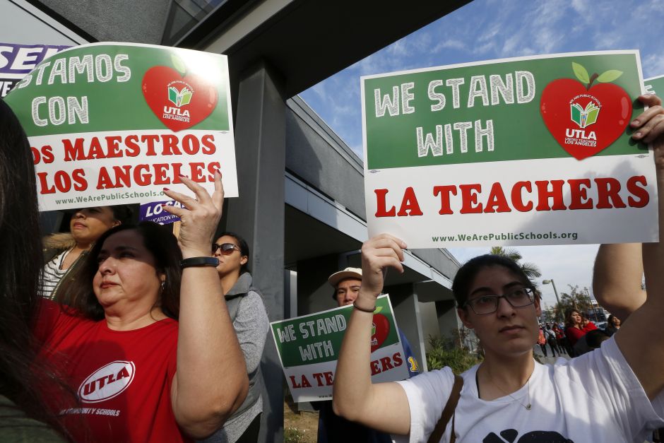  Más de 30 mil maestros de Los Ángeles inician una huelga indefinida