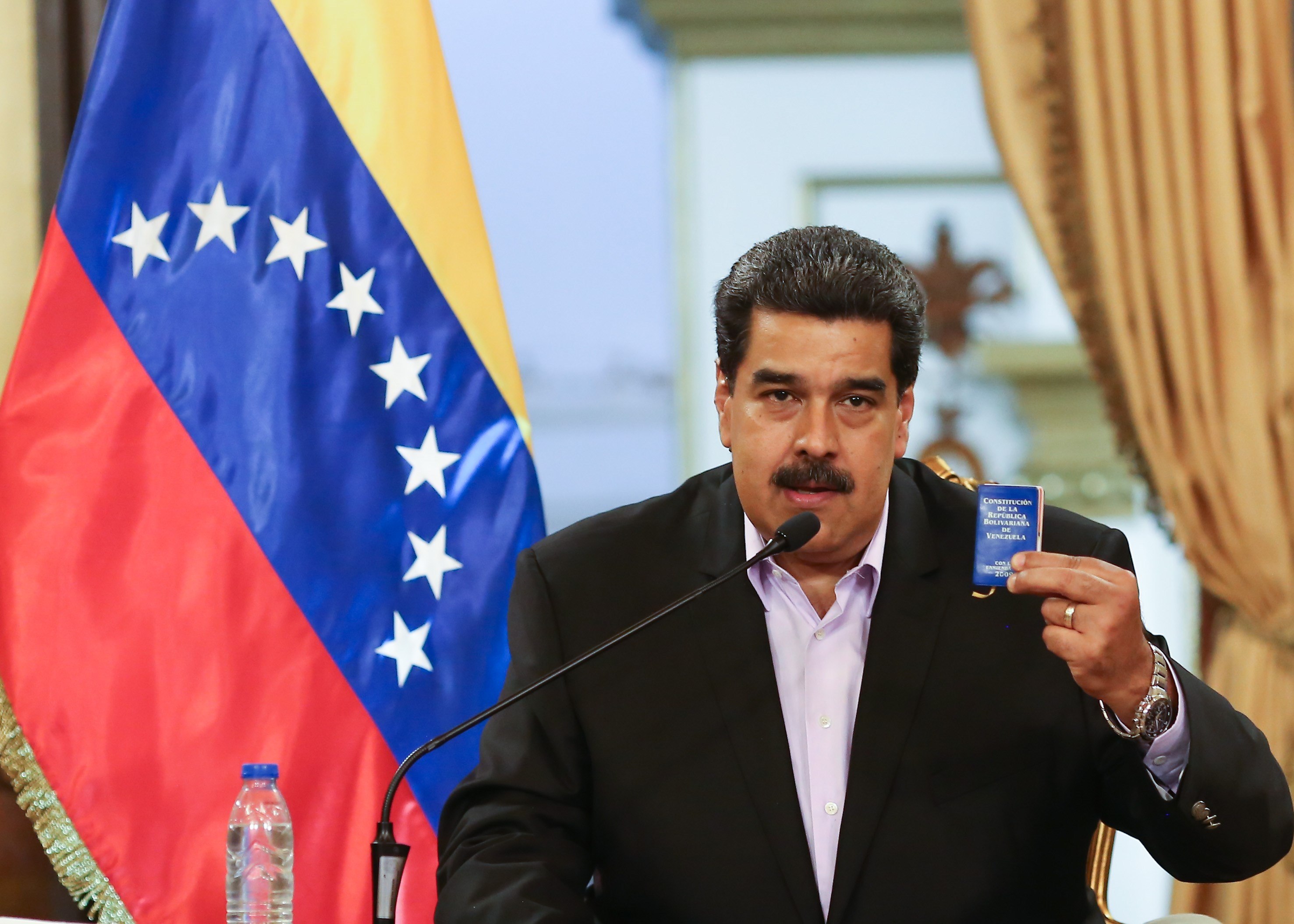  Maduro critica a Trump por suspensión de vuelos