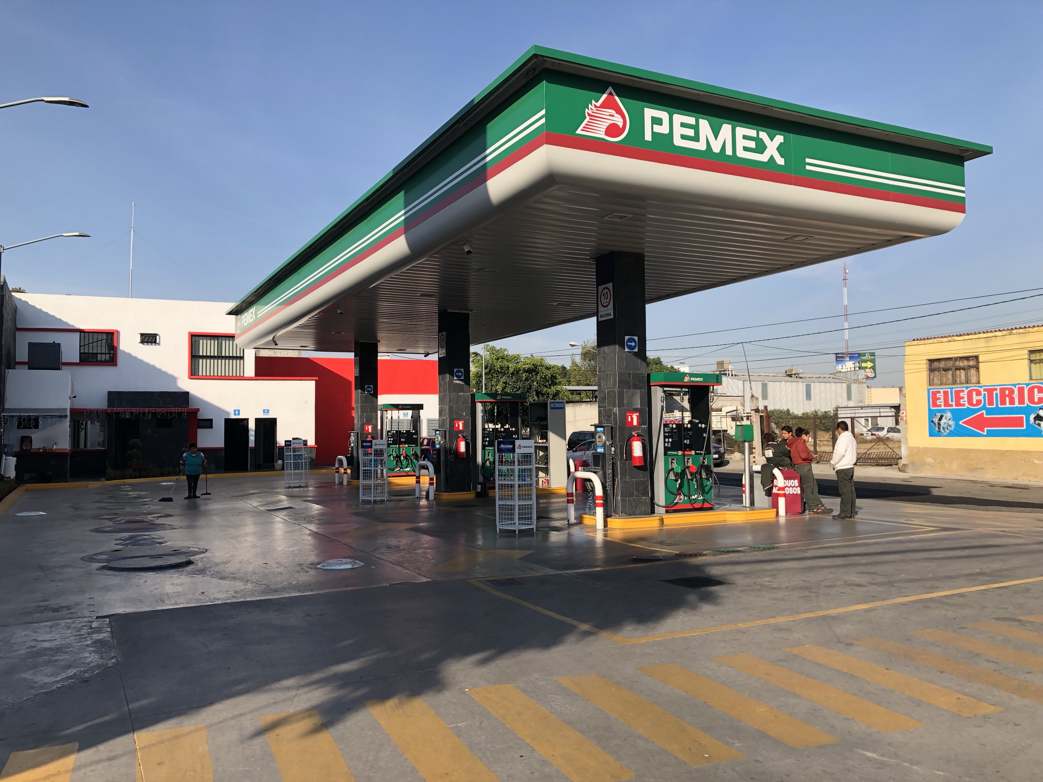  Al menos seis gasolineras serán afectadas por la obra de 5 de Febrero