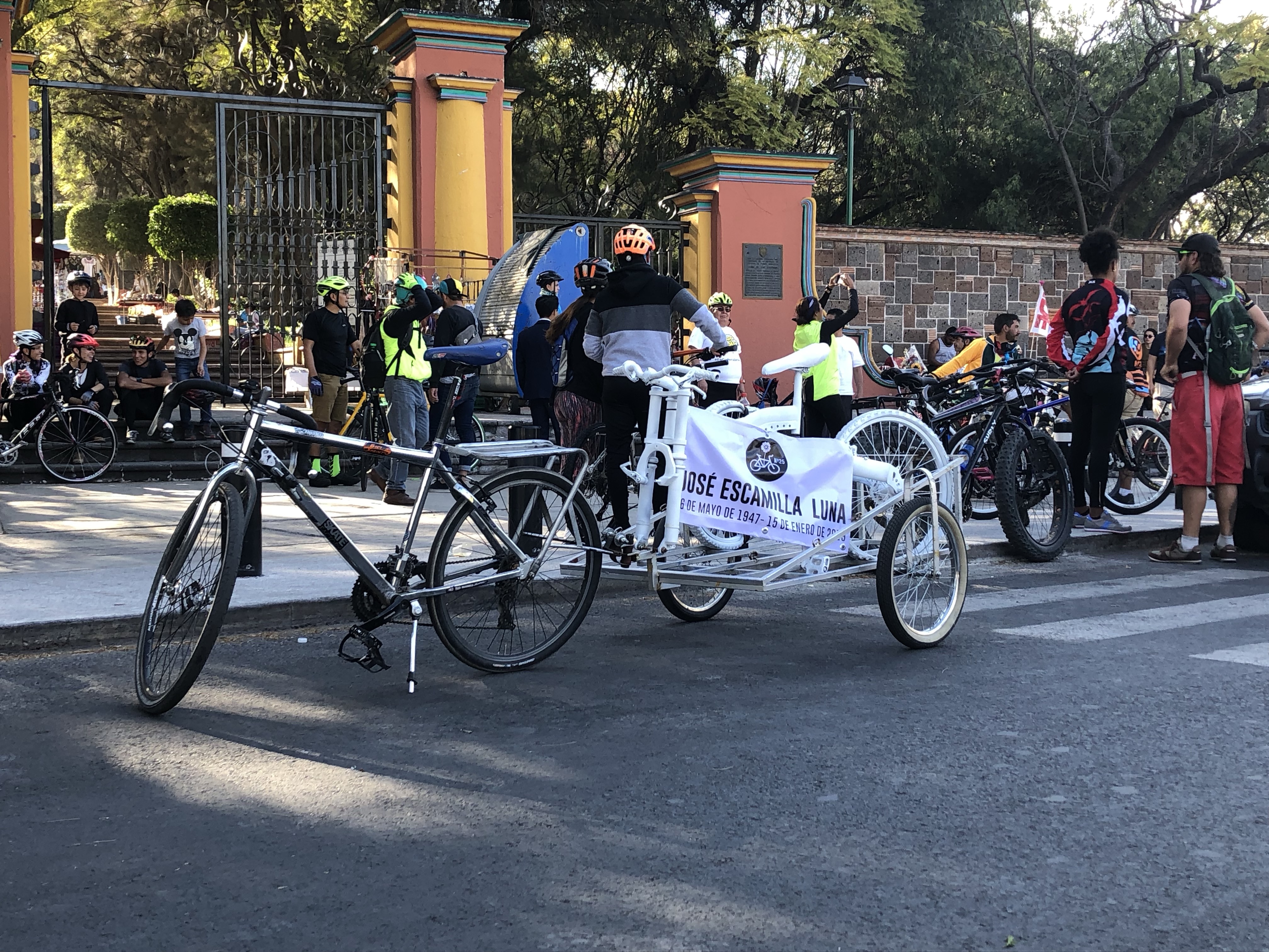  Colocan bicicleta blanca en honor de ciclista atropellado en B. Quintana