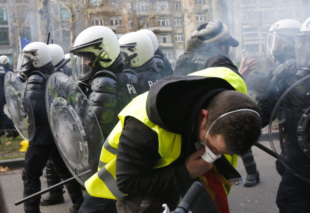  Protesta multitudinaria de “Chalecos amarillos” termina con altercados en París