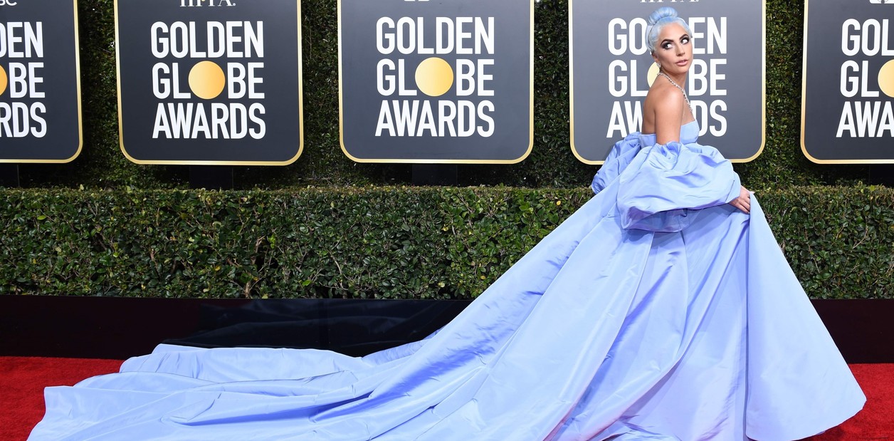  Lady Gaga brilla en una alfombra roja de los Globos de Oro con sabor latino