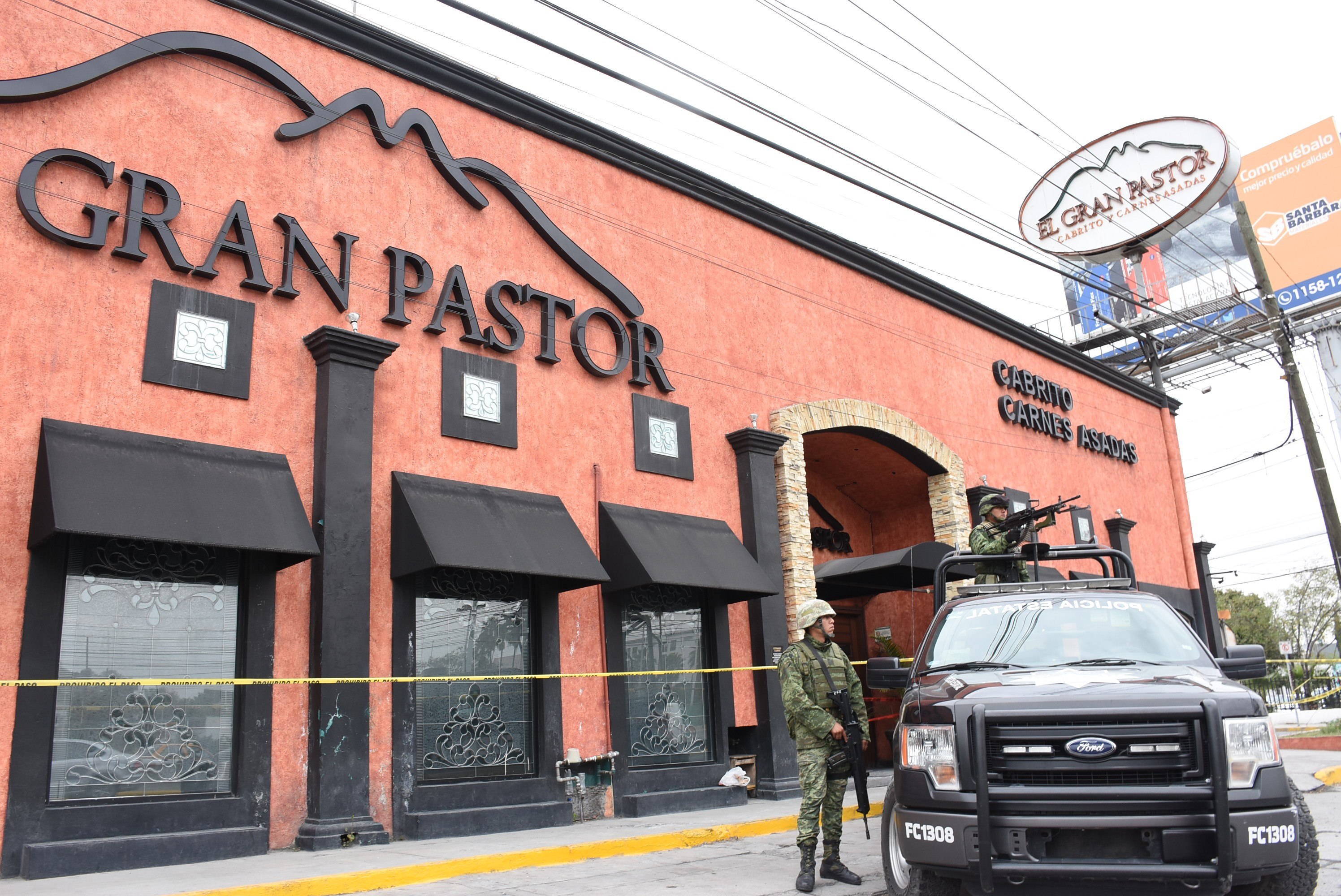  Encapuchados incendian El Gran Pastor, conocido restaurante en Monterrey