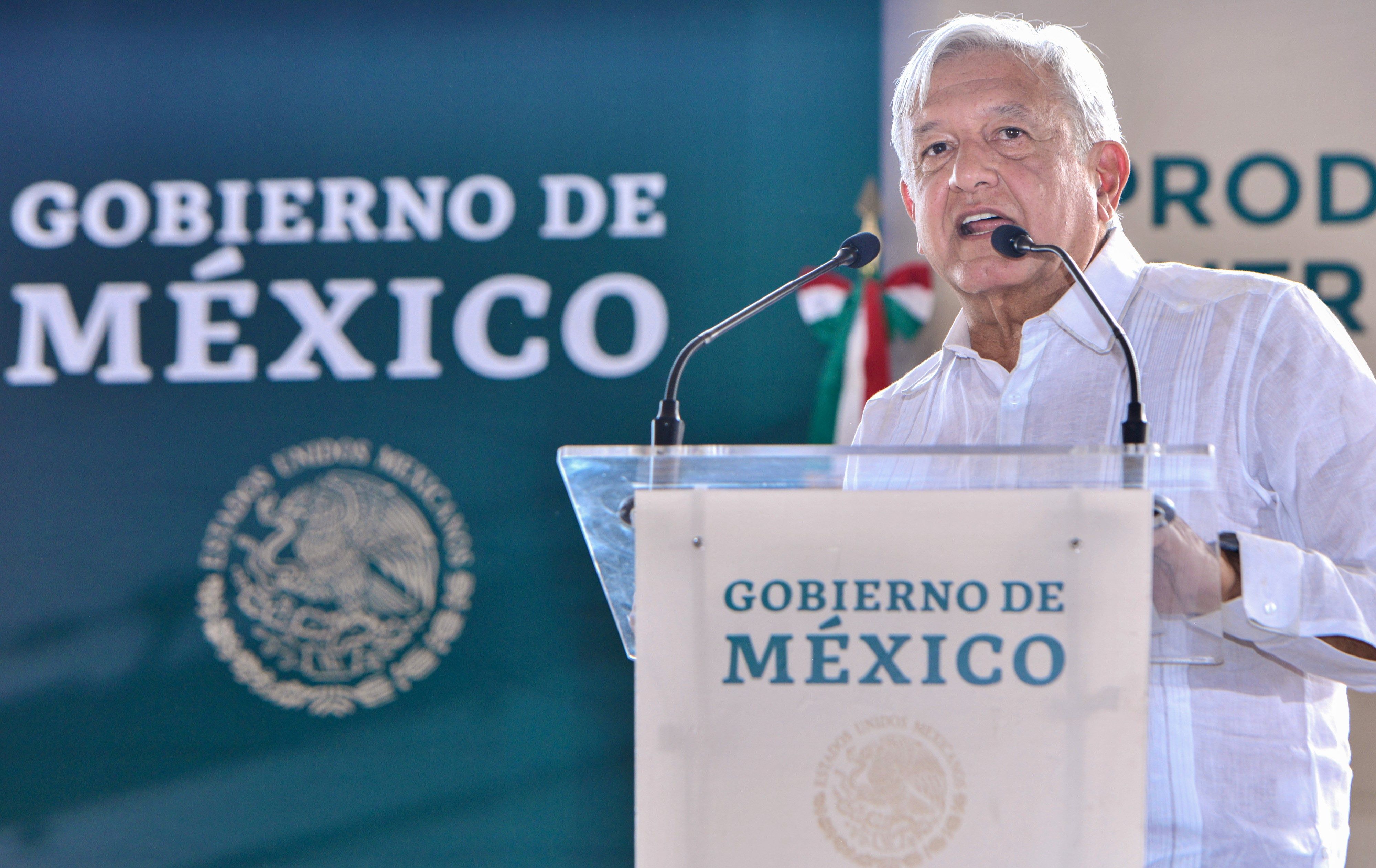  López Obrador pide paciencia y promete solución a maestros en paro