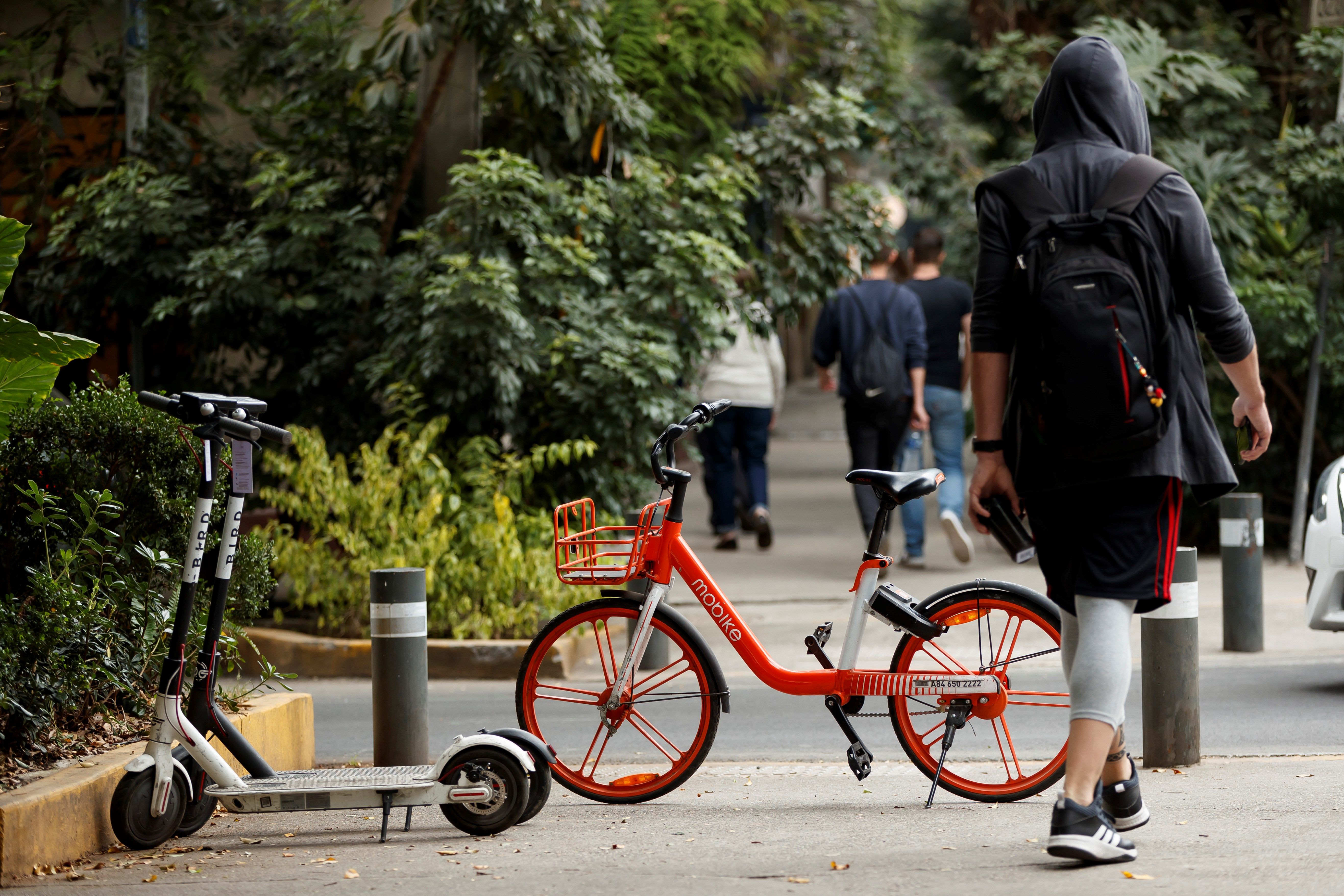  Bicis y patines eléctricos vandalizados, síntomas de una “guerra” por el espacio público