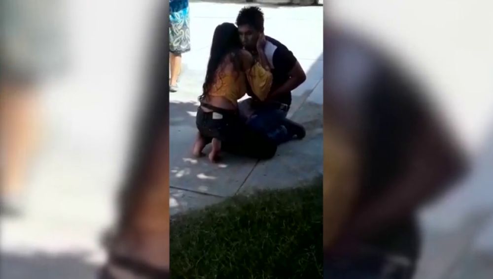  Video: Mujer apuñala a su novio y entre lágrimas le pide que no se muera