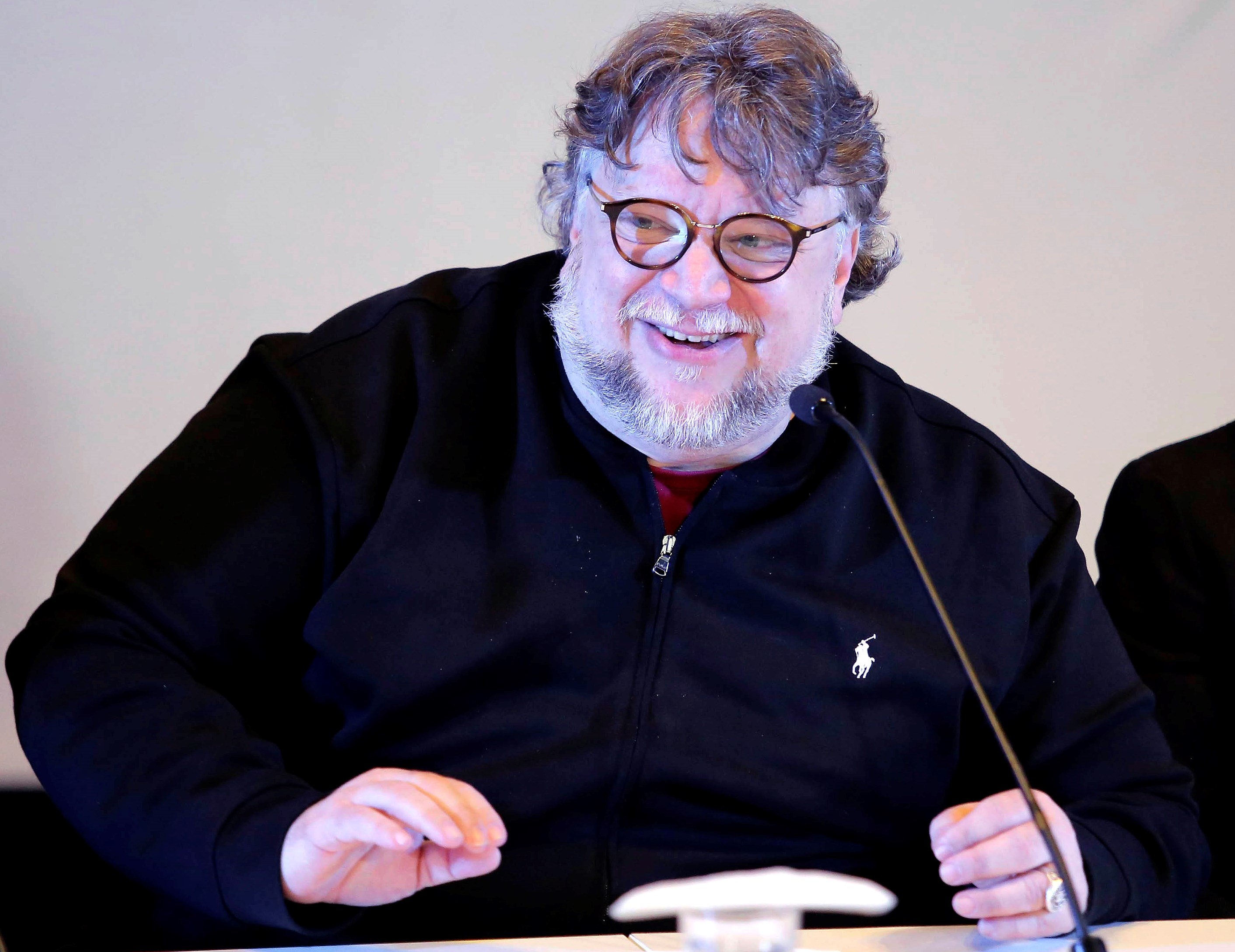  Del Toro entrega becas para impulsar a jóvenes cineastas en México