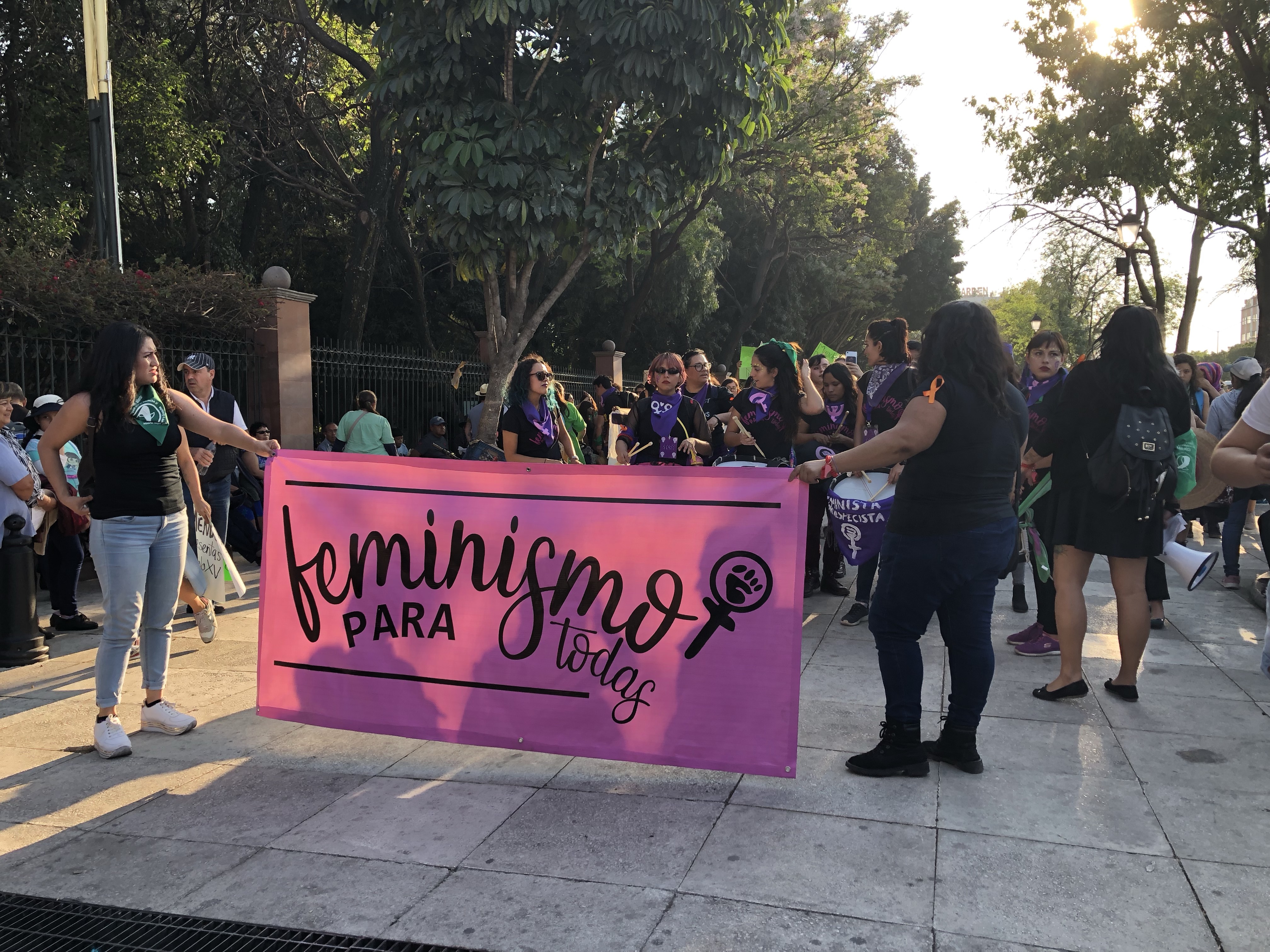  Cientos de mujeres marchan en Querétaro para exigir respeto a sus derechos