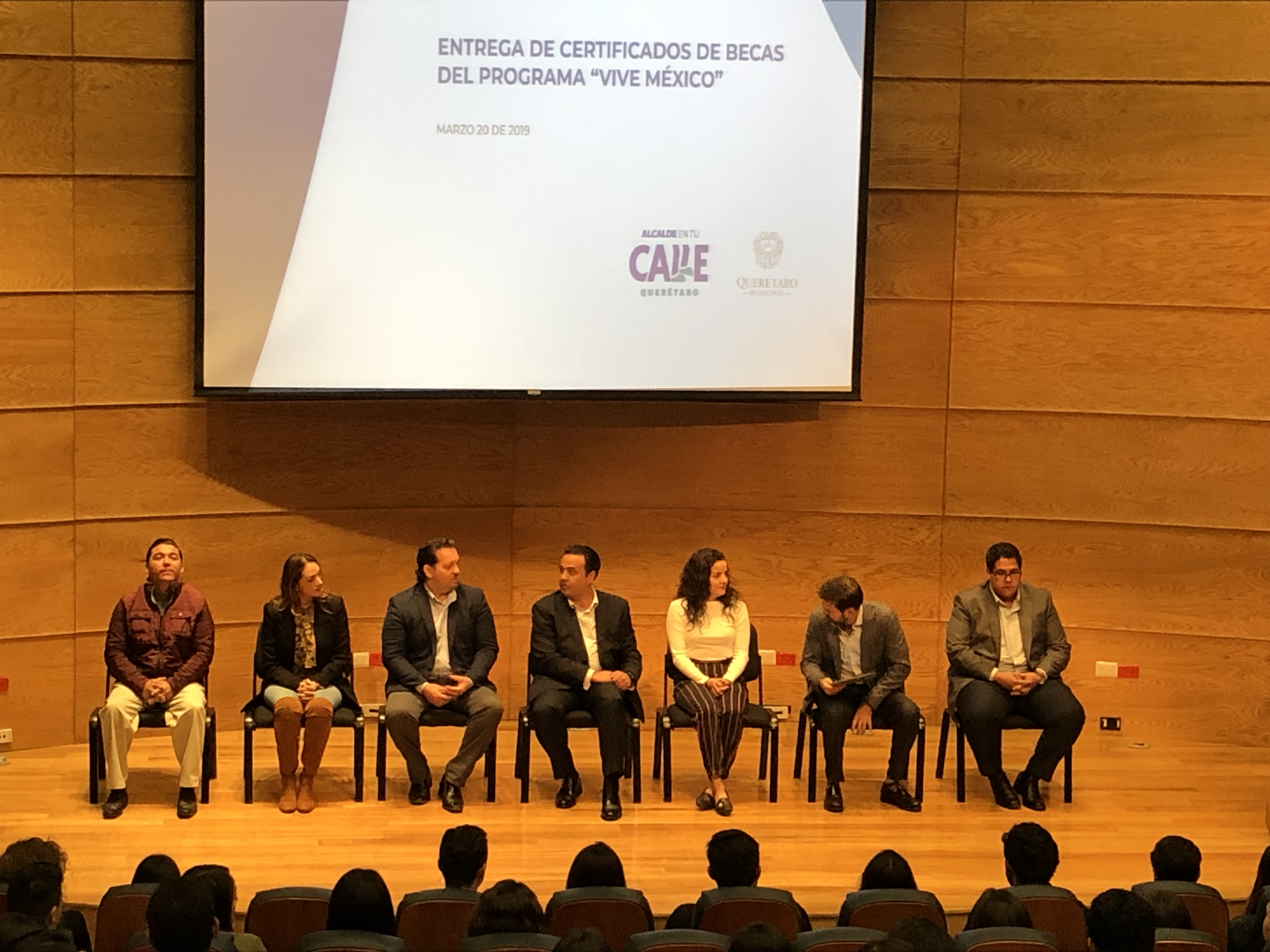  Reciben 150 jóvenes queretanos becas del programa “Vive México”