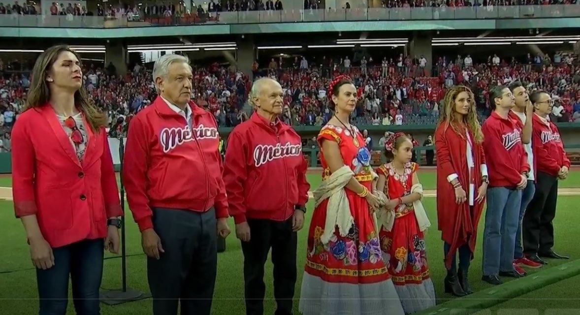  AMLO es abucheado en inauguración de estadio; es la porra fifí, afirma