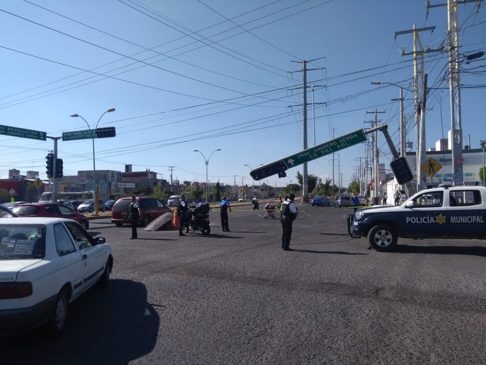  Tras accidente, reparan semáforos de intersección entre B. Quintana y Avenida de la Luz