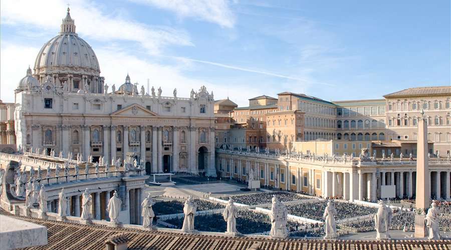  El Vaticano recibe por primera vez a una delegación de personas LGTB