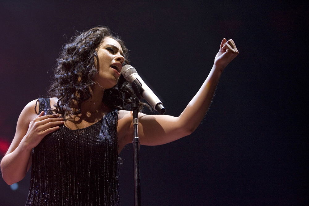  Alicia Keys se une a Pedro Capó y Farruko en una versión bilingüe de “Calma”