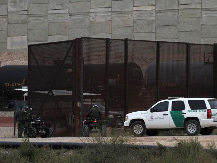  Mueren dos inmigrantes durante un persecución policial en la frontera de EUA