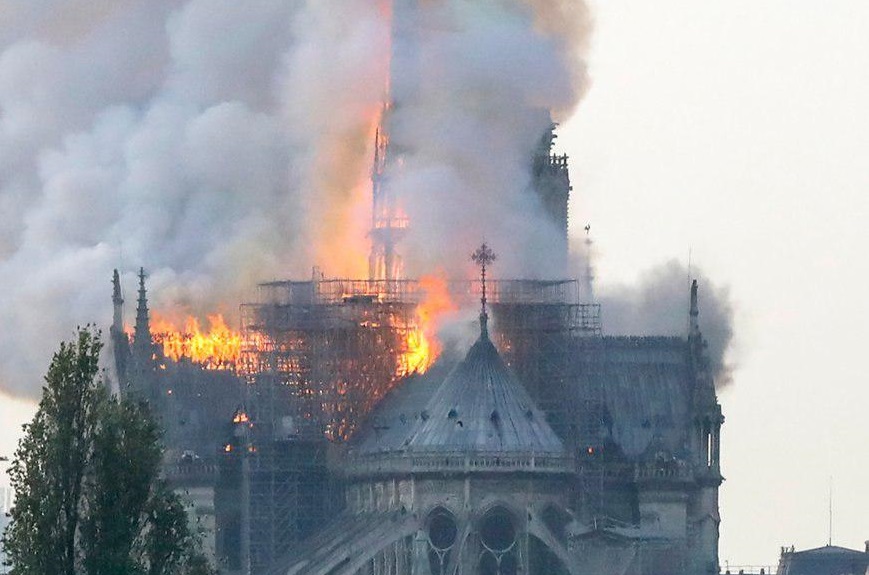  Llamas envuelven la catedral de Notre Dame, en París
