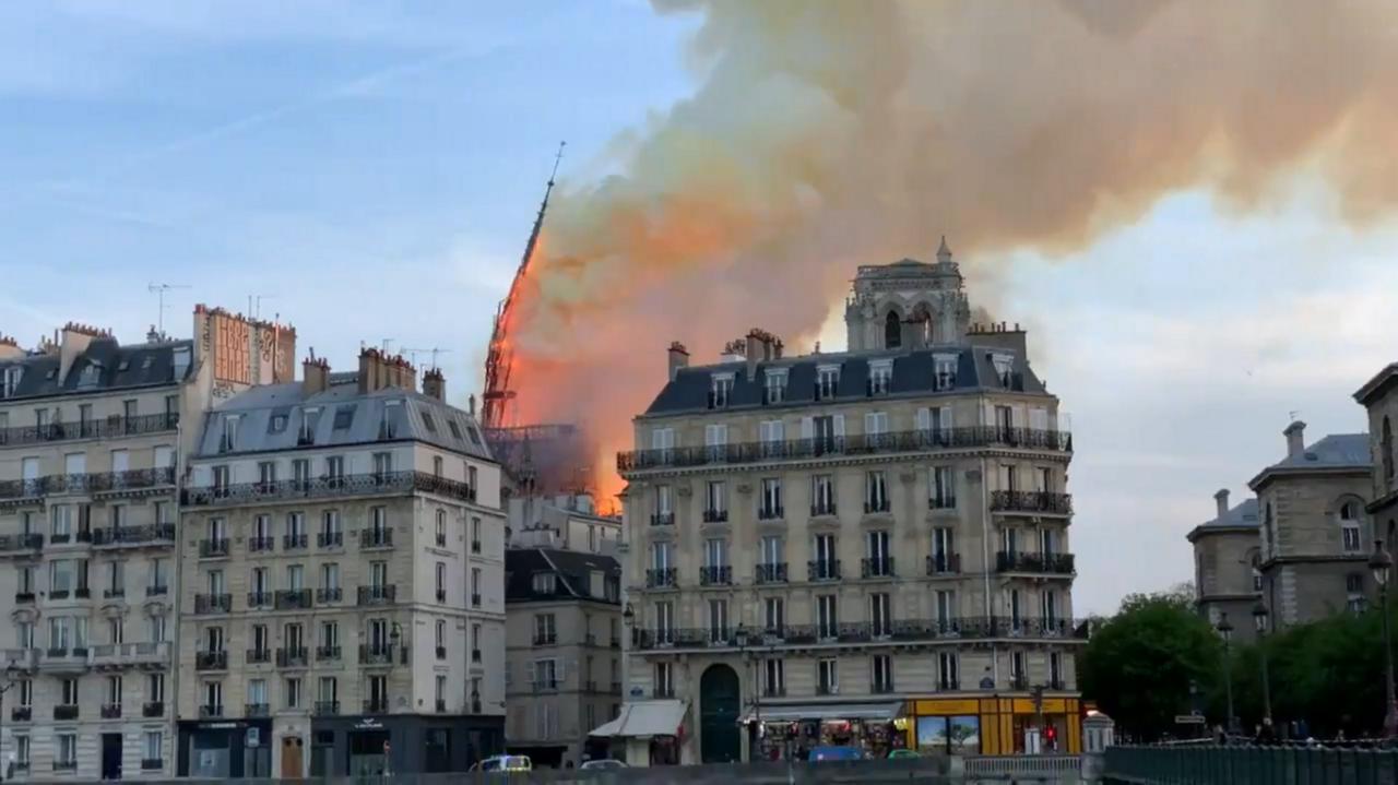  Cae aguja de la catedral de Notre Dame de París tras el incendio