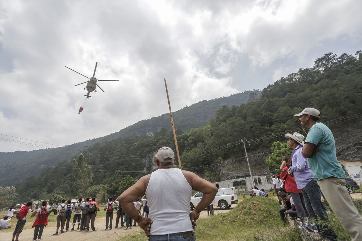  Se suma otro helicóptero a combatir incendio en Jalpan, confirma FDS