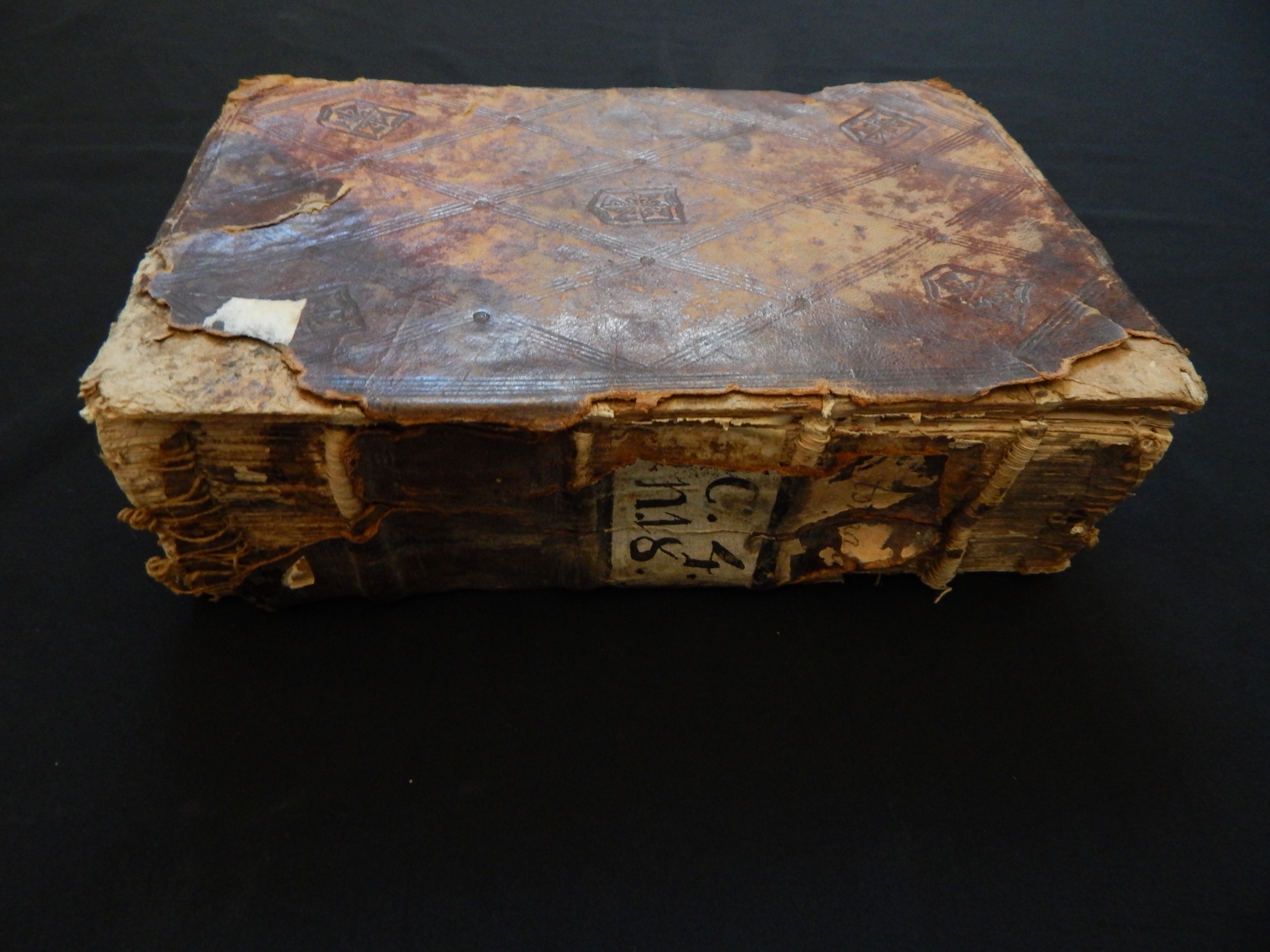  UAQ celebra al libro más antiguo de su acervo que cumple 500 años