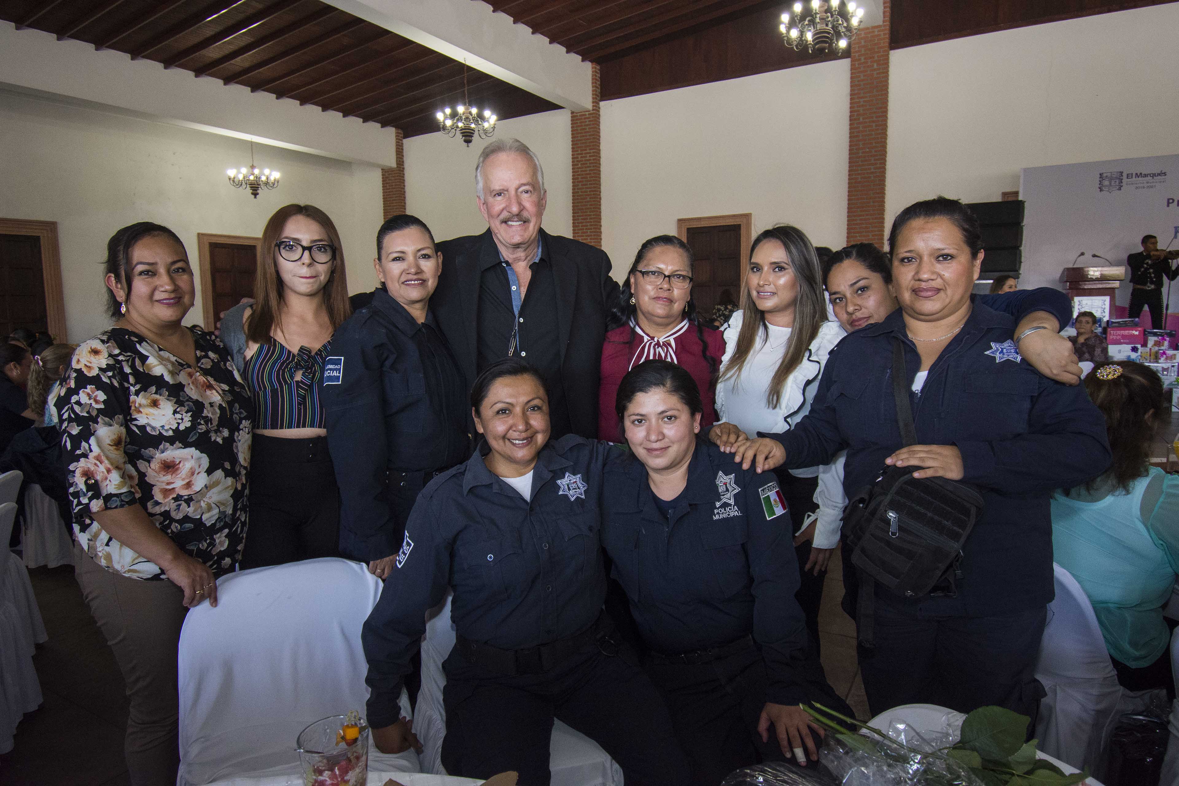  Enrique Vega celebra a las mamás de la administración municipal de El Marqués
