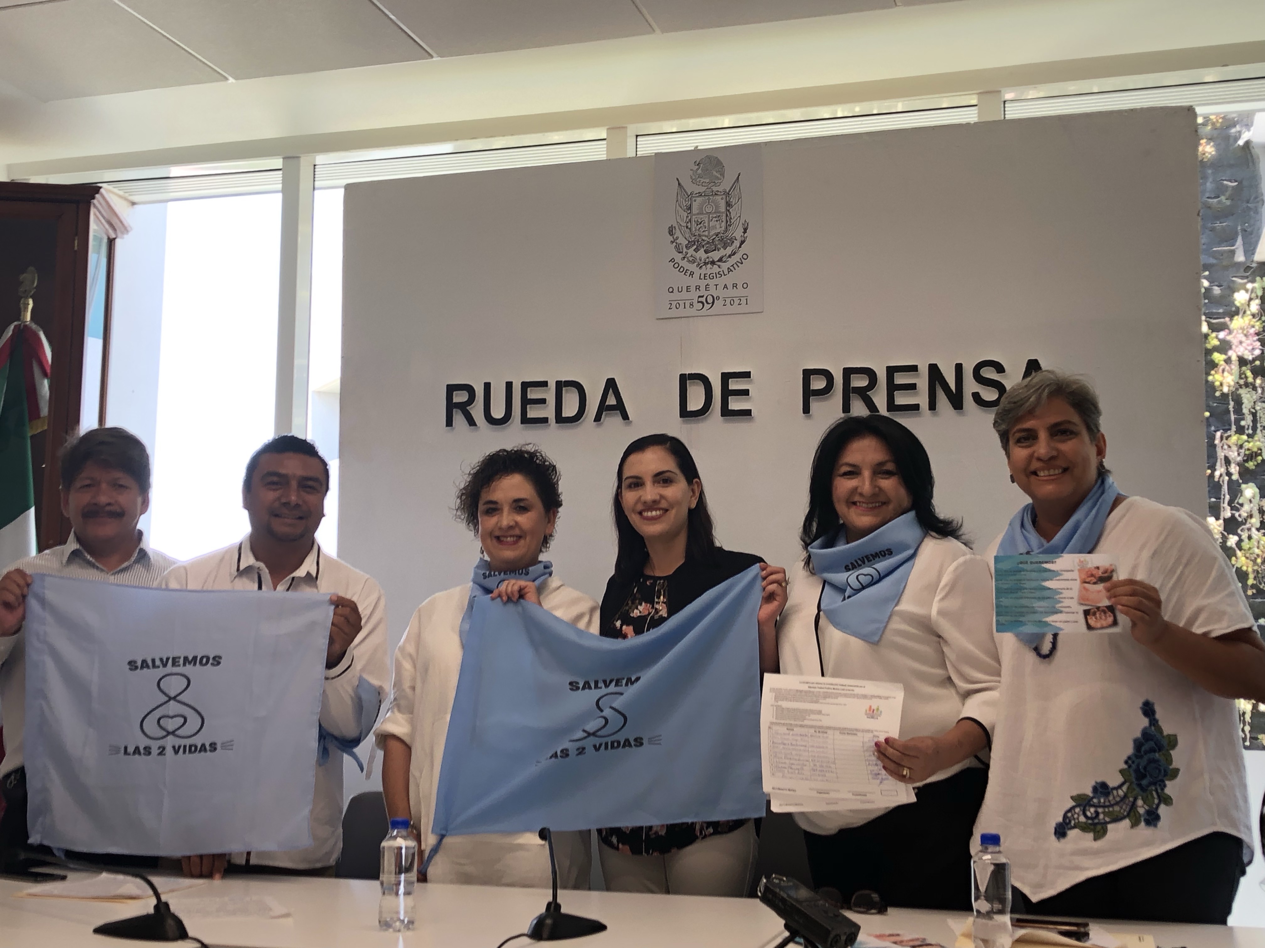  Frente Nacional por la Familia entrega a Elsa Méndez paquete con 81 mil firmas para AMLO