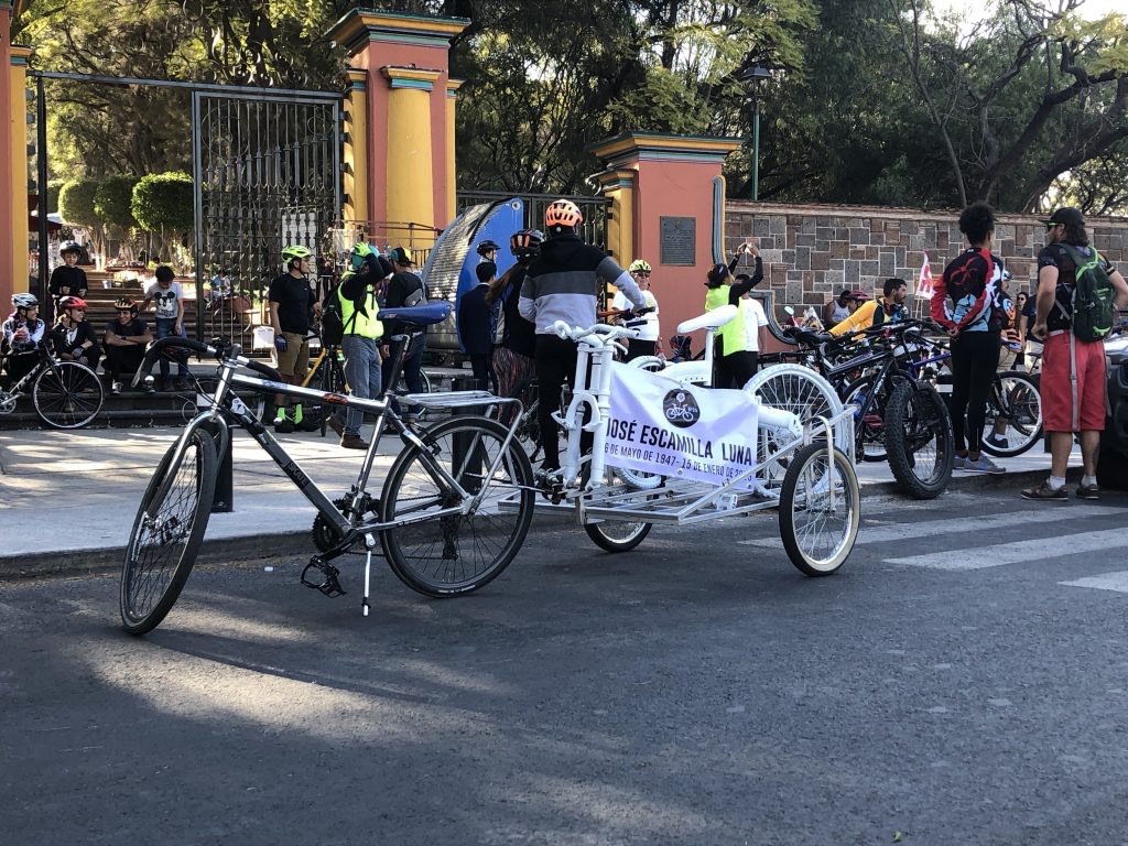  En 10 años, el colectivo Saca la Bici ha colocado 26 bicicletas blancas en Querétaro