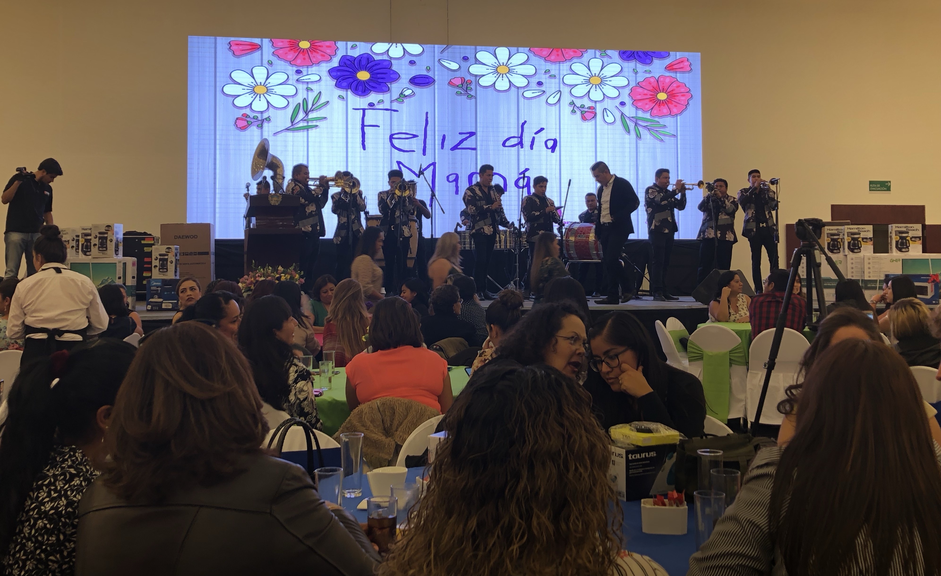  A ritmo de mariachi y banda, Luis Nava celebra a madres trabajadoras