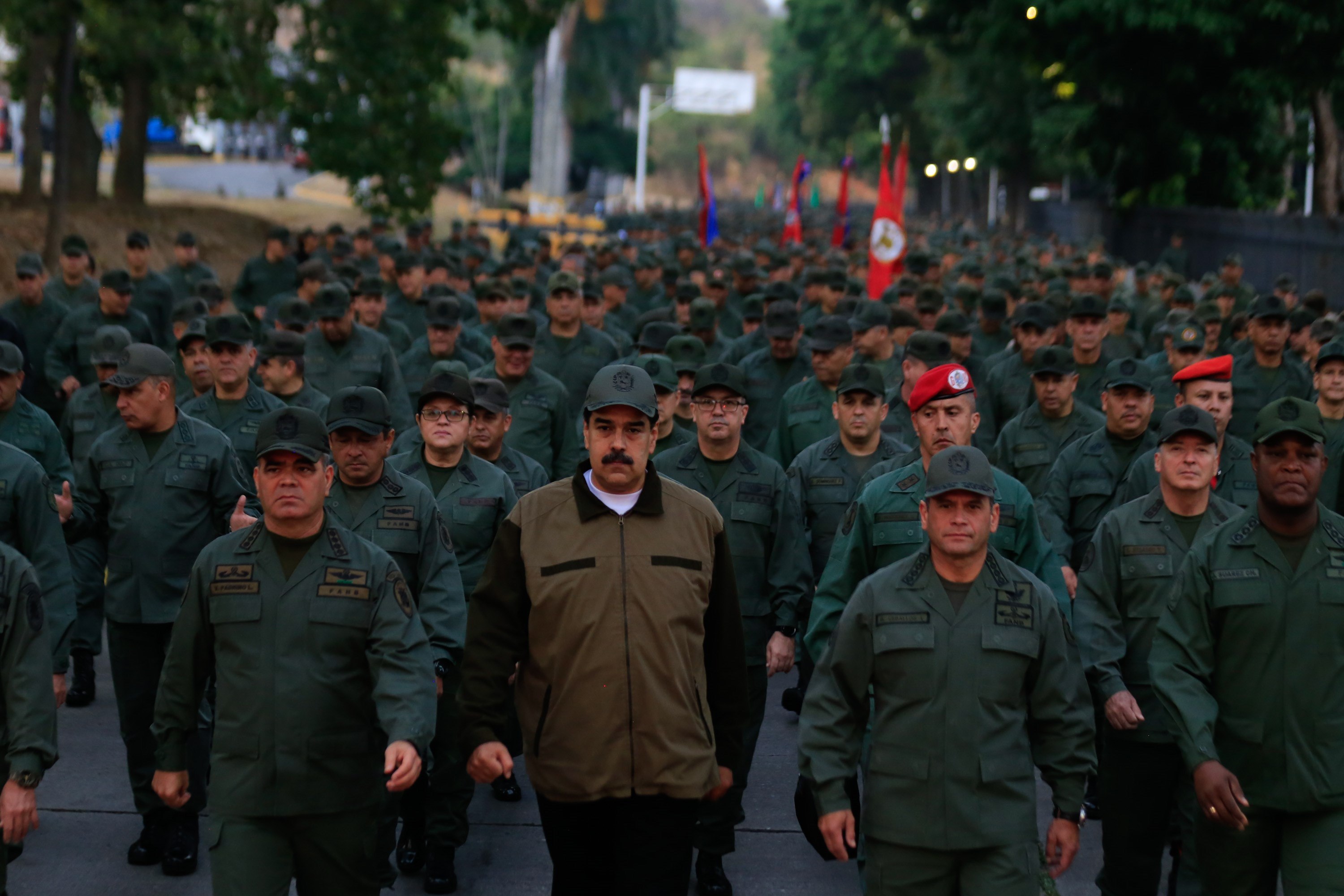  Maduro pide a militares desarmar a los traidores y golpistas